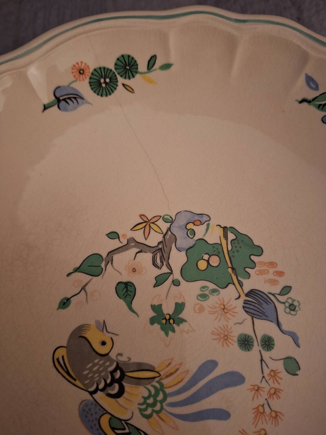 Presentation dish on earthenware foot