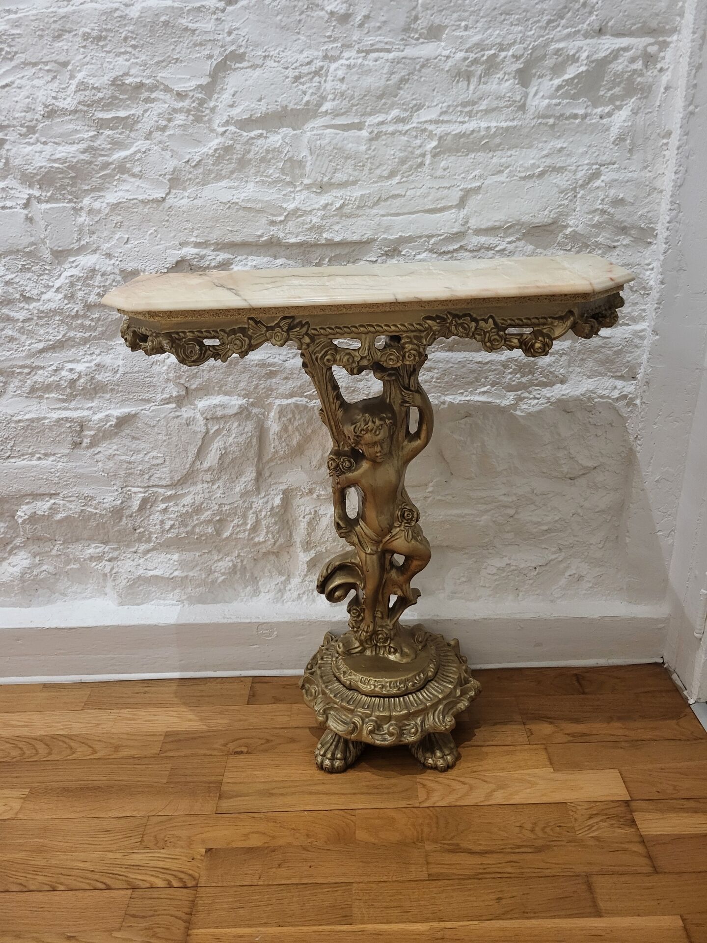 Console antique sculptée chérubin