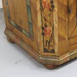 Armoire de mariée peinte à l'art populaire