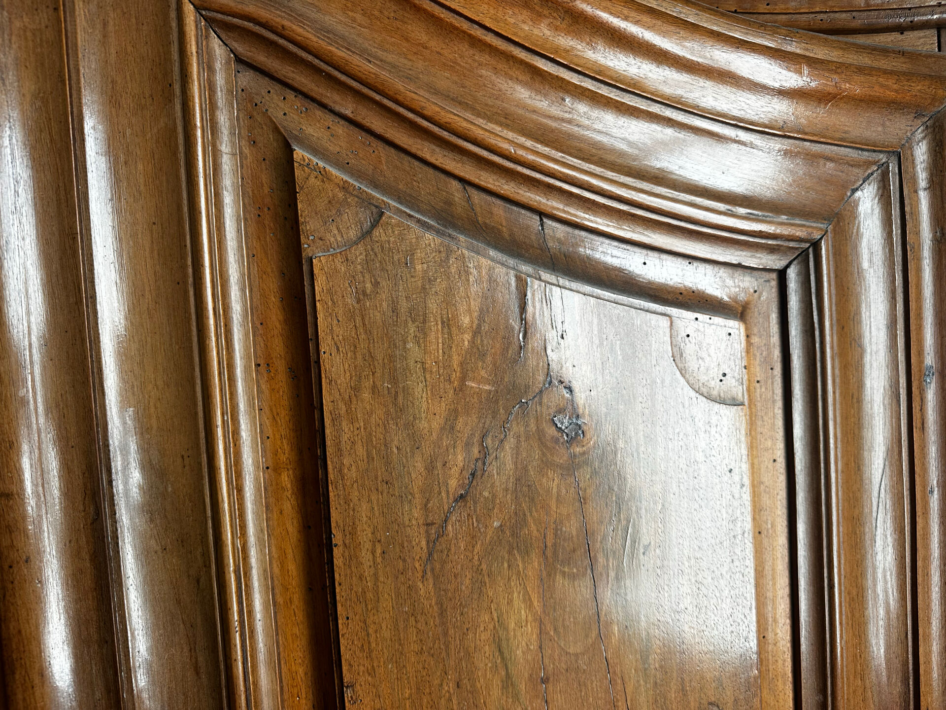 Large Alsatian Louis XV wardrobe in solid walnut – 18th century