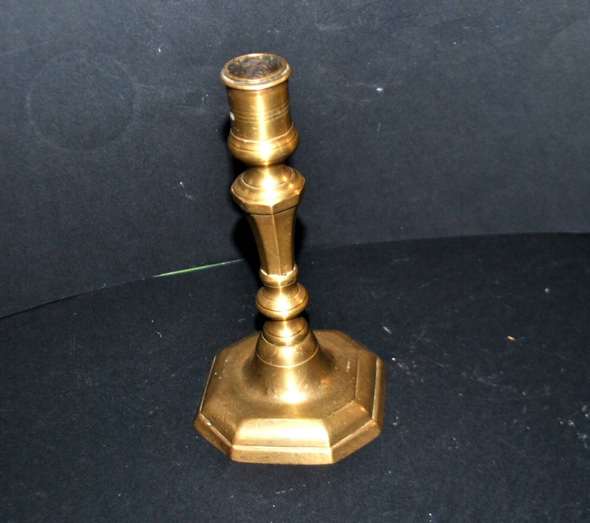 Antique octagonal candlestick in Regency bronze from the 19th century.