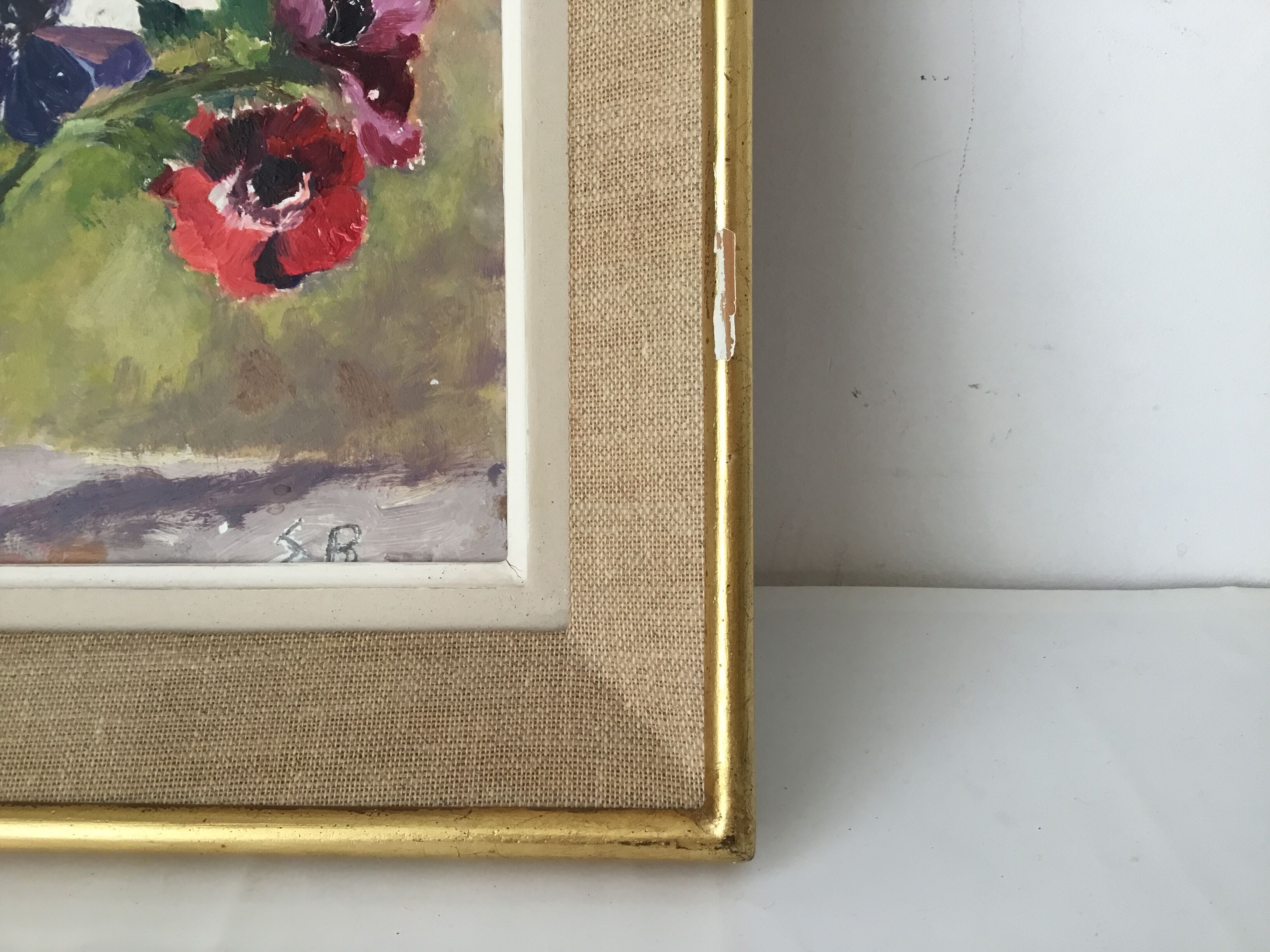 Table framed bouquet of flowers