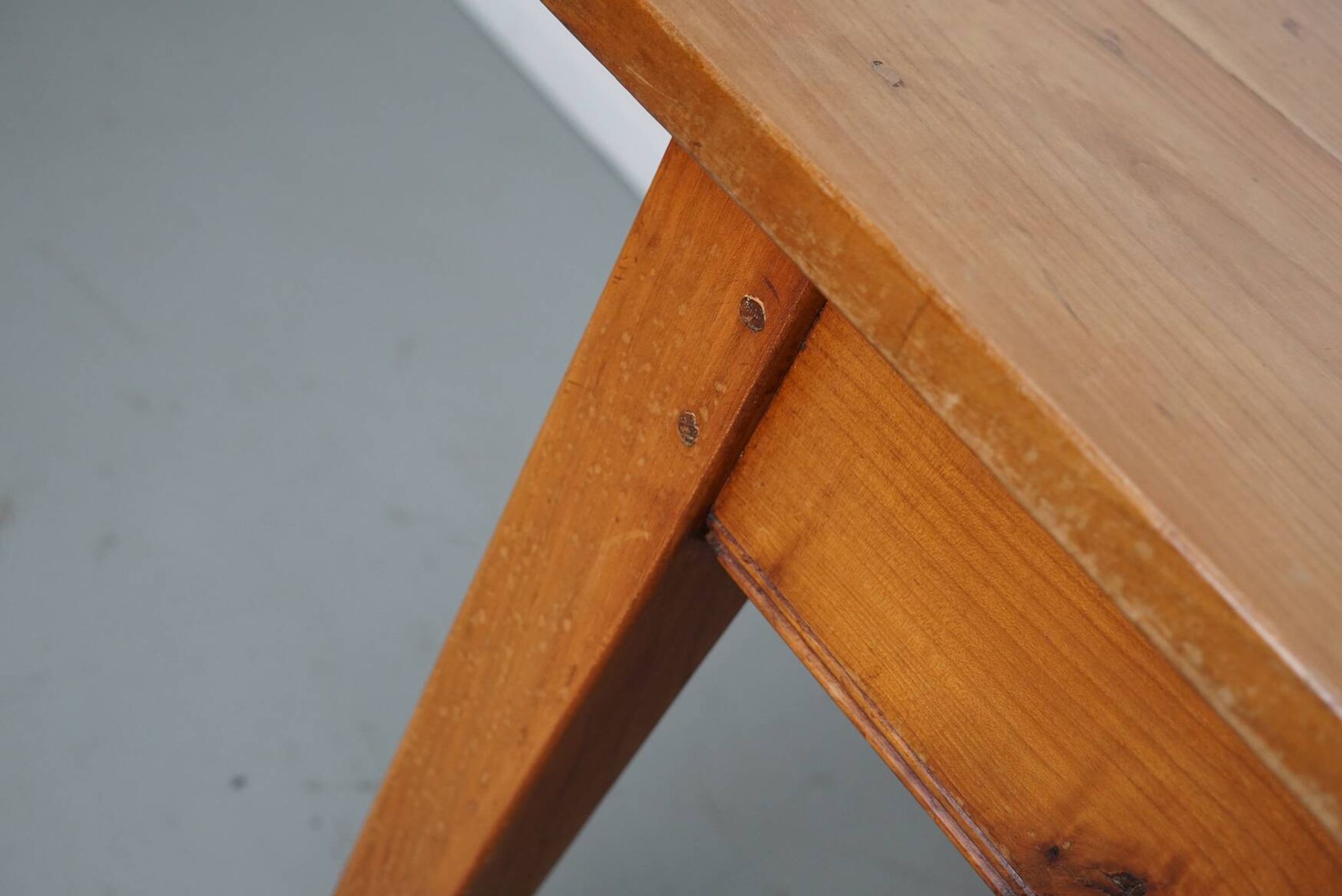 Table à manger rustique française vintage en cerisier du XXe siècle