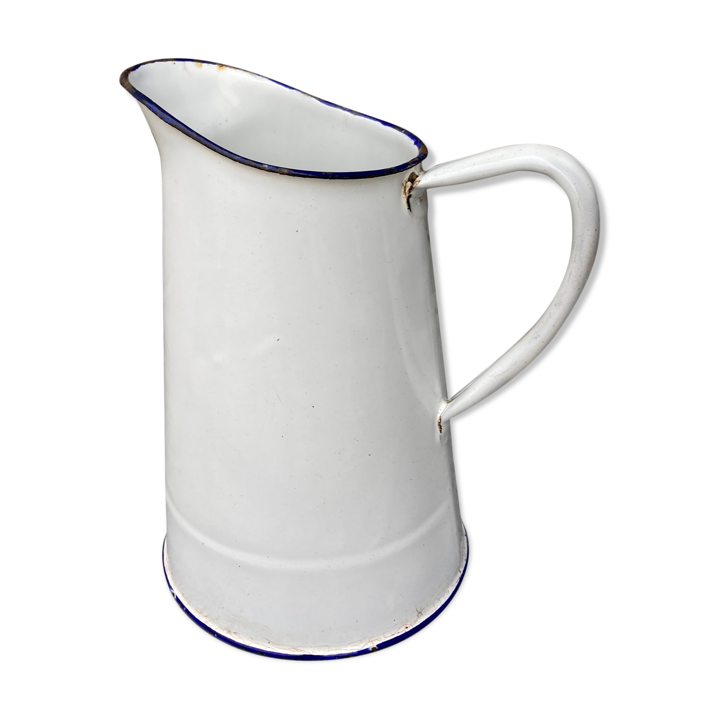 Small white enamelled broc