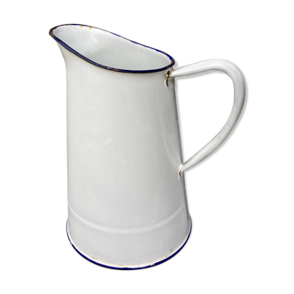 Broc émaillé blanc
