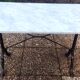 Table en marbre blanc, piètement en fonte signé SNES, made in france