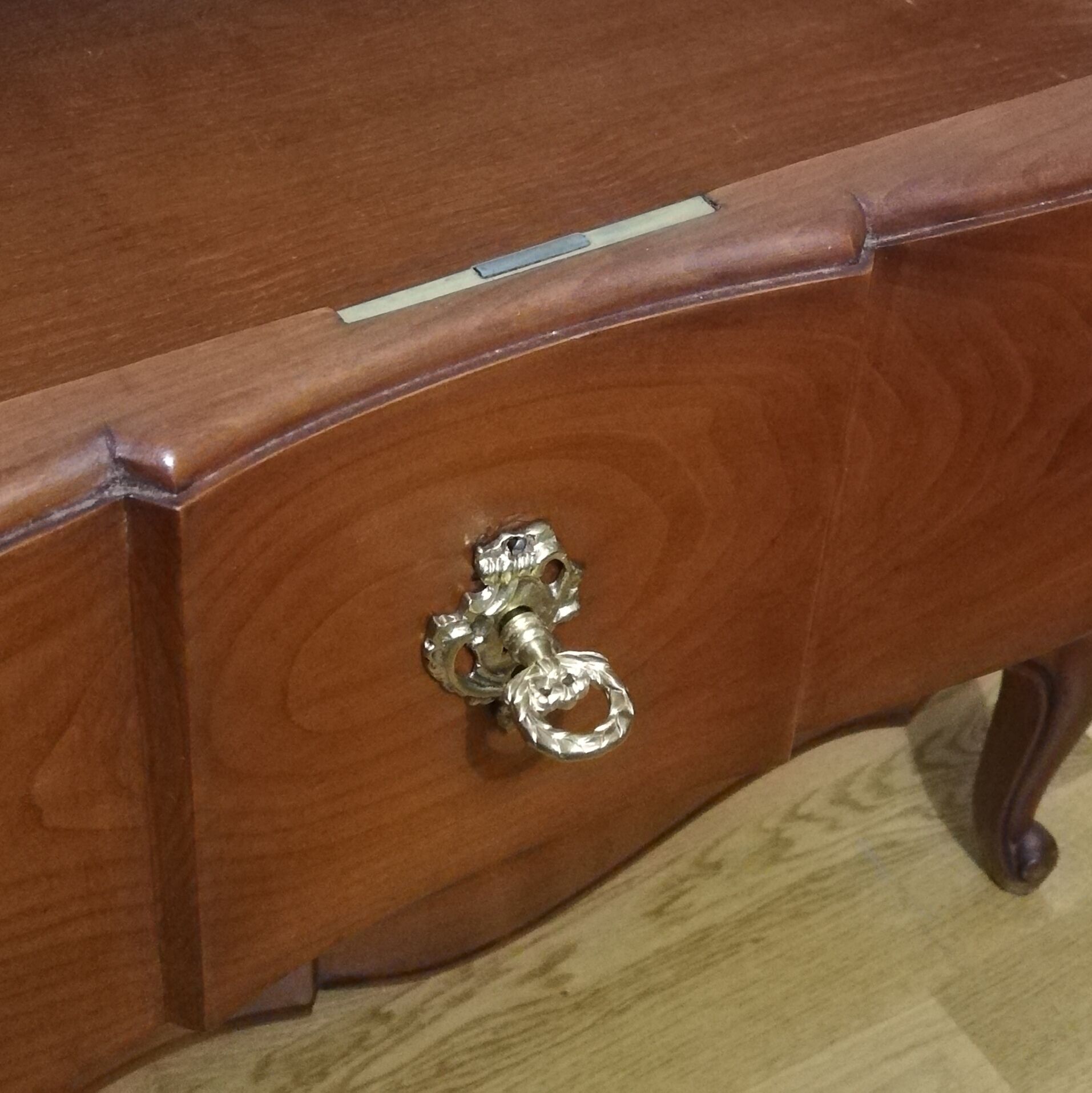 Commode arbalète trois tiroirs en merisier