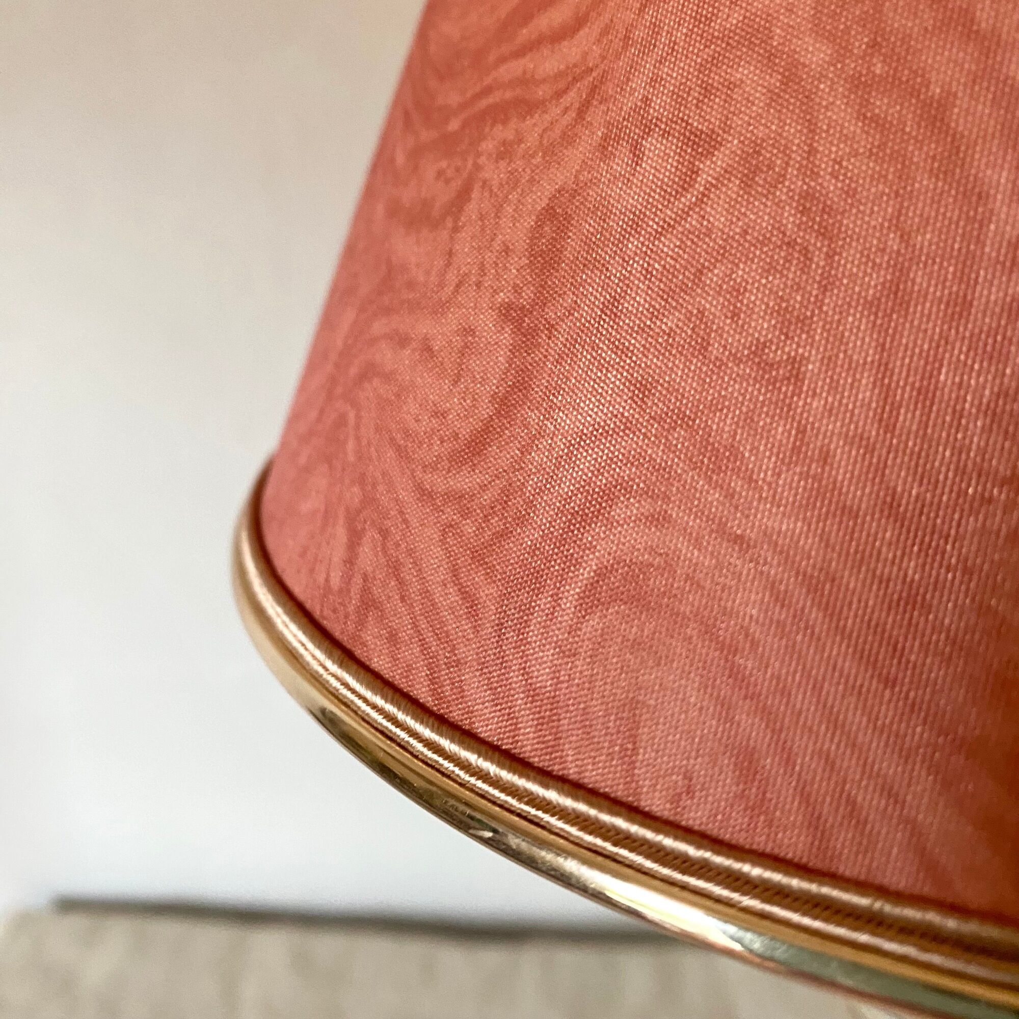 Vintage lamp in alabaster and mother-of-pearl