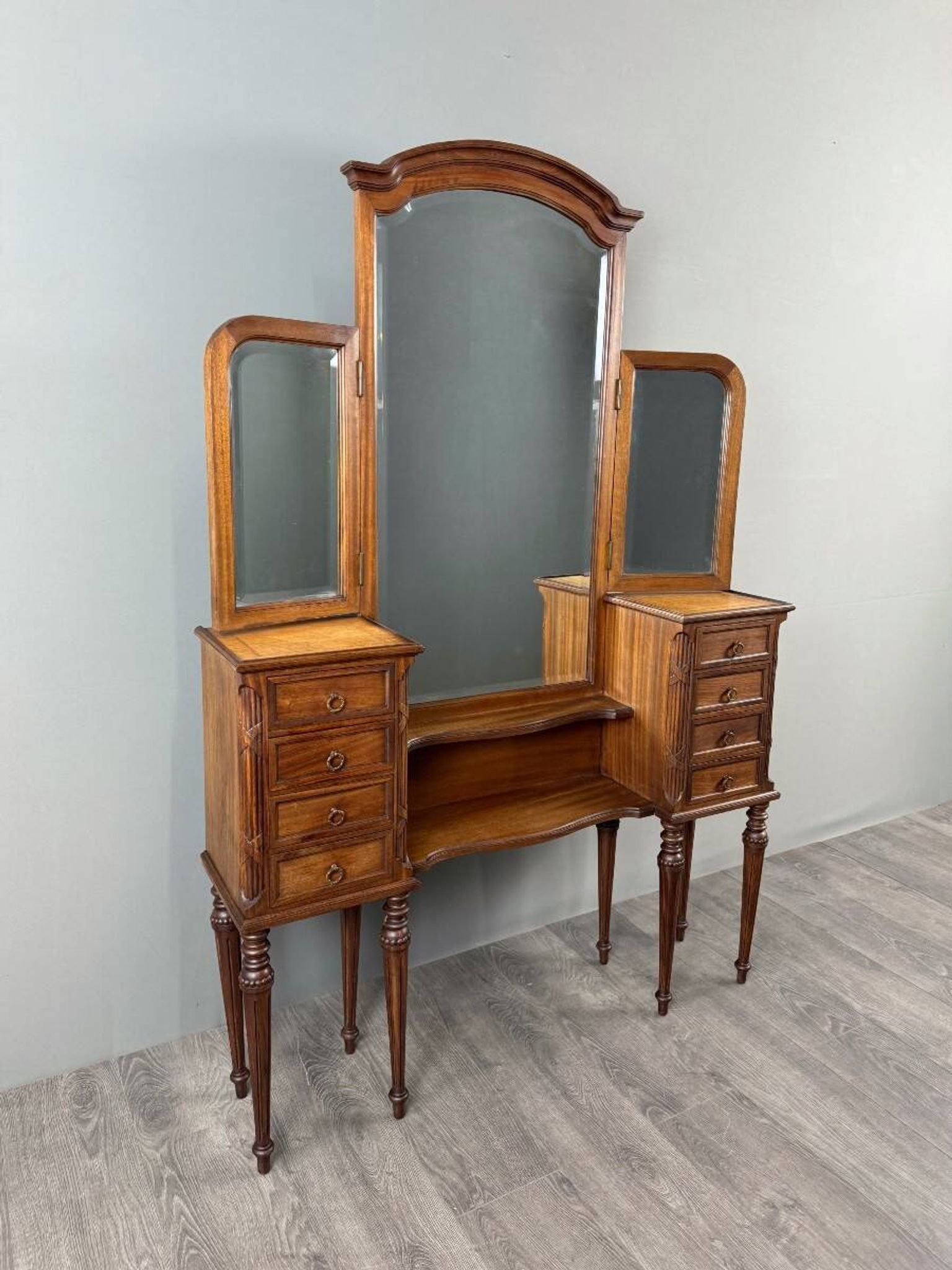 Coiffeuse avec miroir triptyque de style Louis XVI, XXe siècle