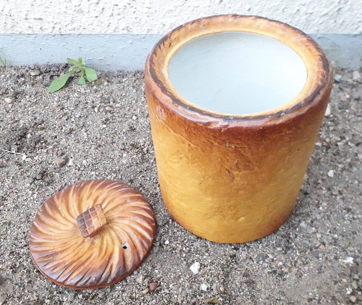 Pot covered in trompe l'œil