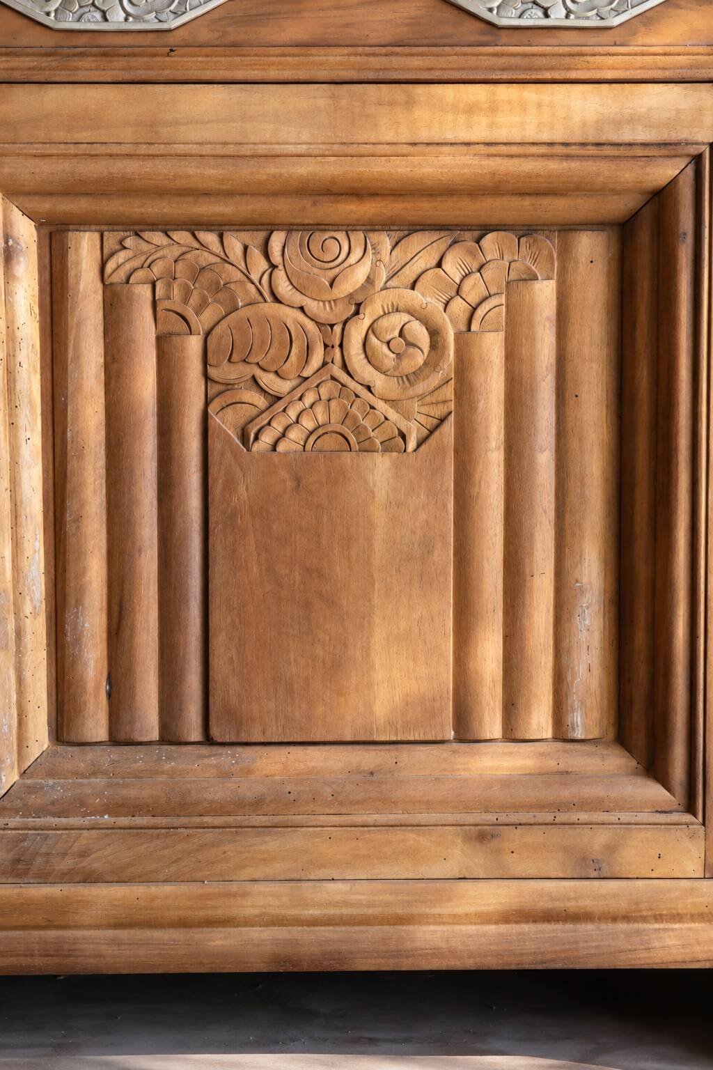 Art Deco sideboard in walnut • Black marble • Sculpted decorations