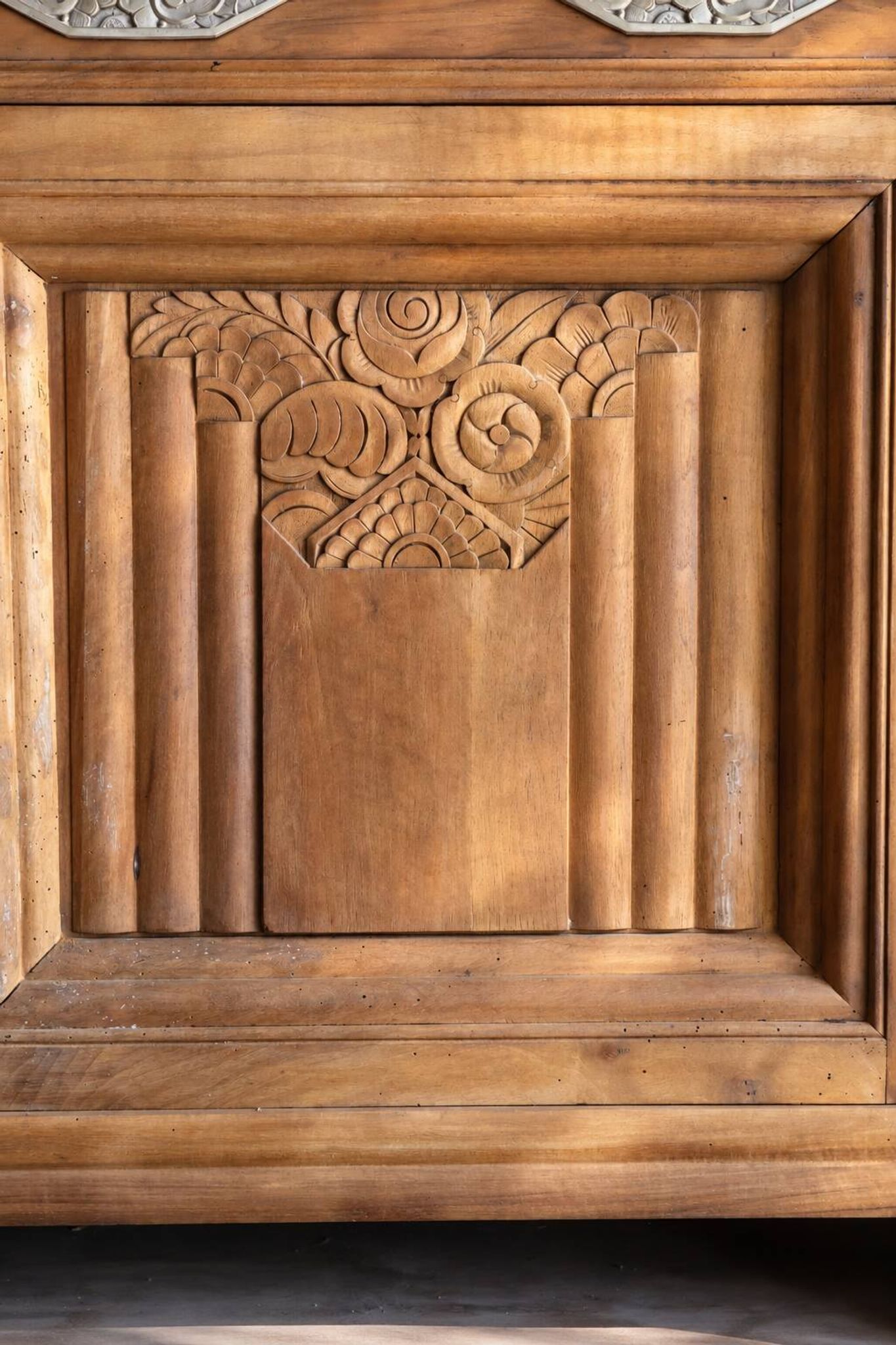 Art Deco buffet in carved walnut and black marble