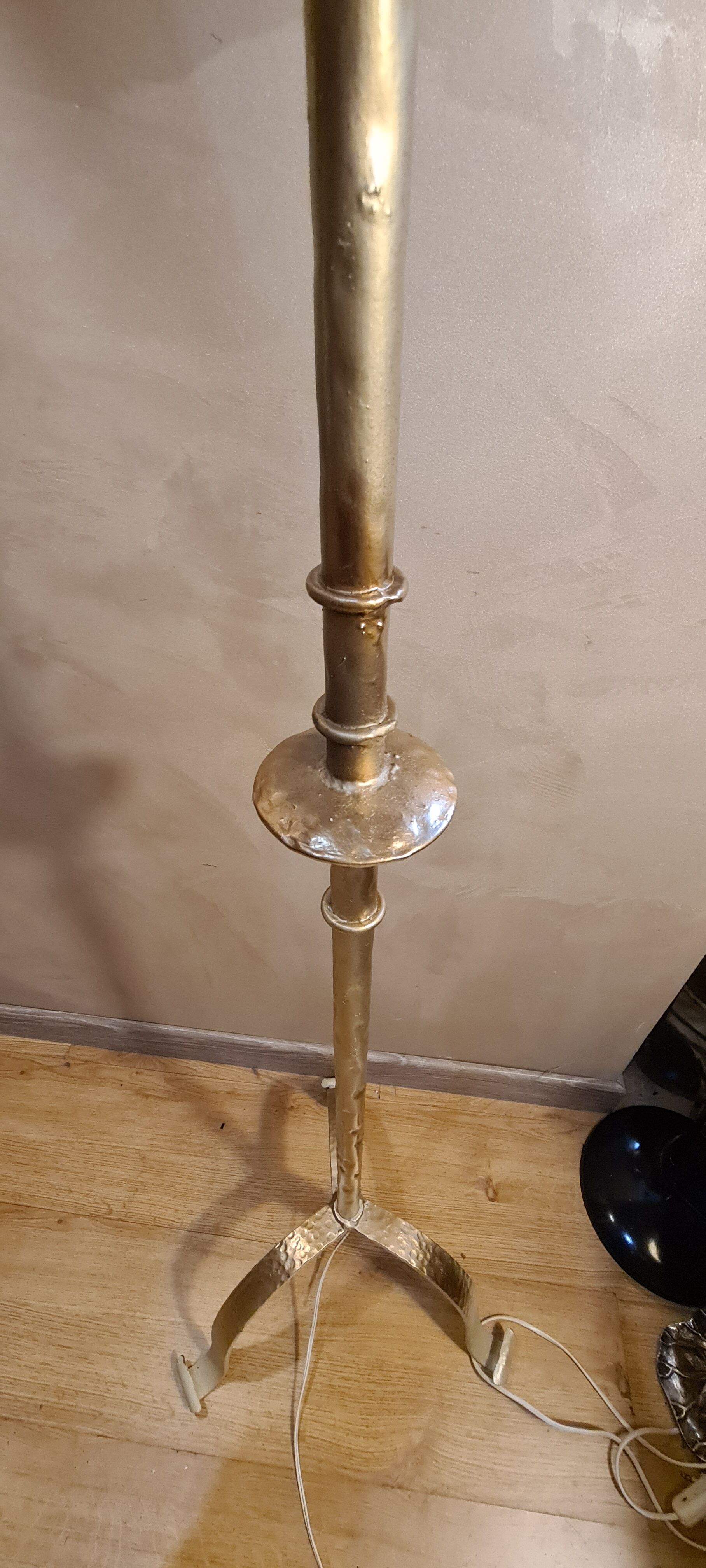 Floor lamp hammered iron 1960 painted patinated gold, adjustable 180cm to 150cm