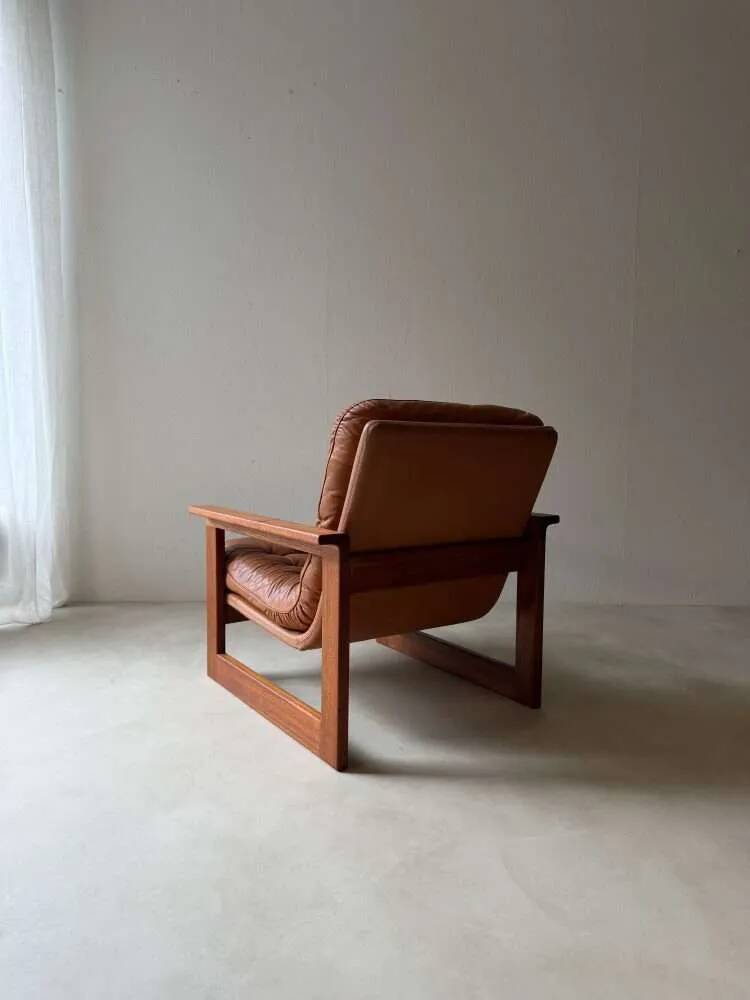 Vintage lounge chair in teak and leather from the 1960s.