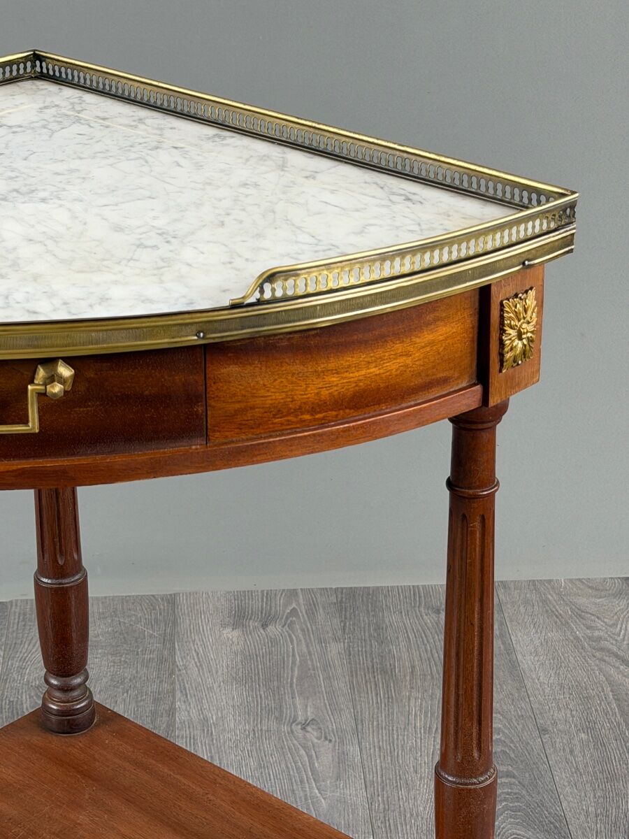 Table d’appoint d’angle de style Louis XVI, XIXe siècle
