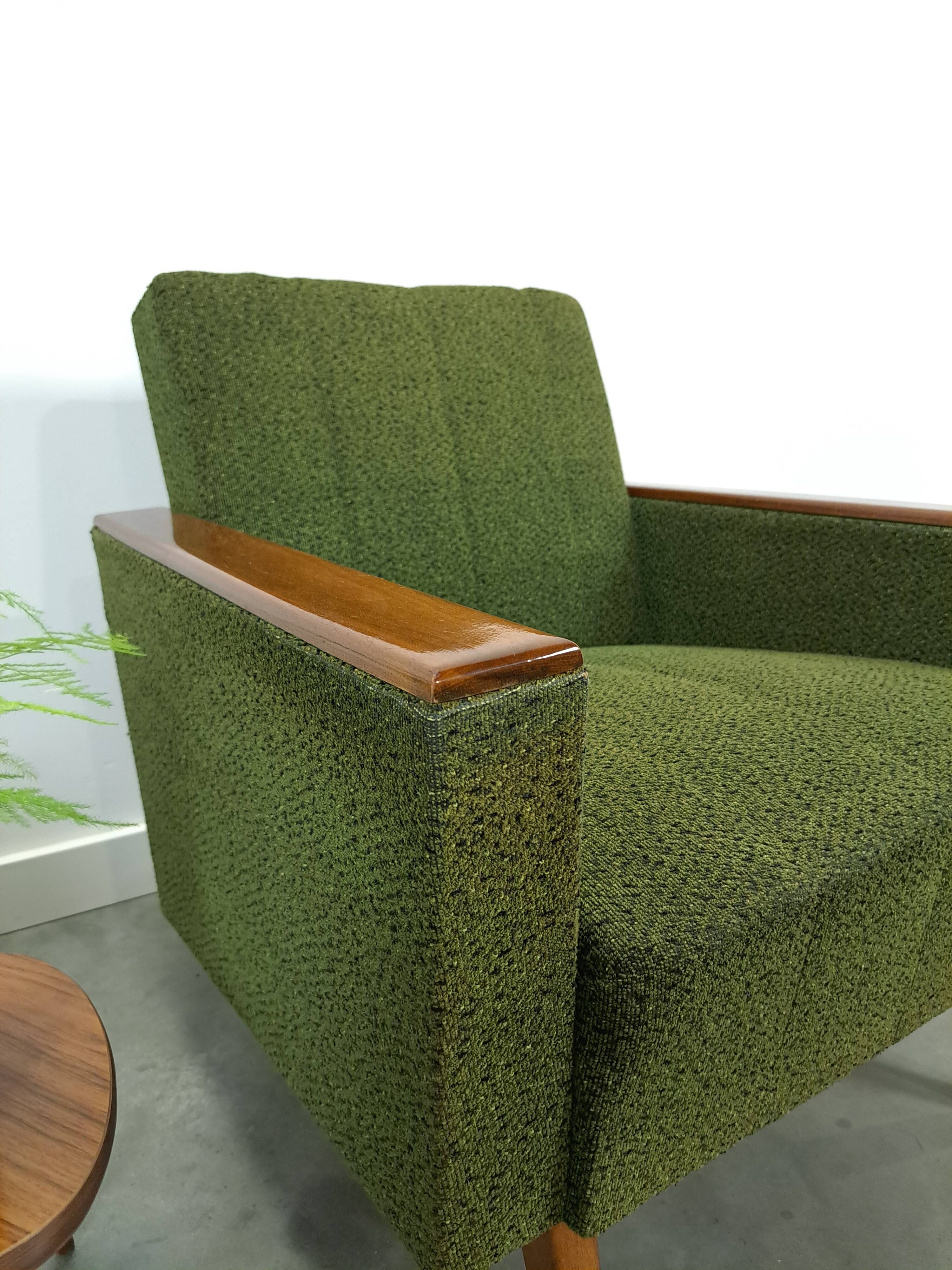 Fauteuil vert avec dossier en bois de teck