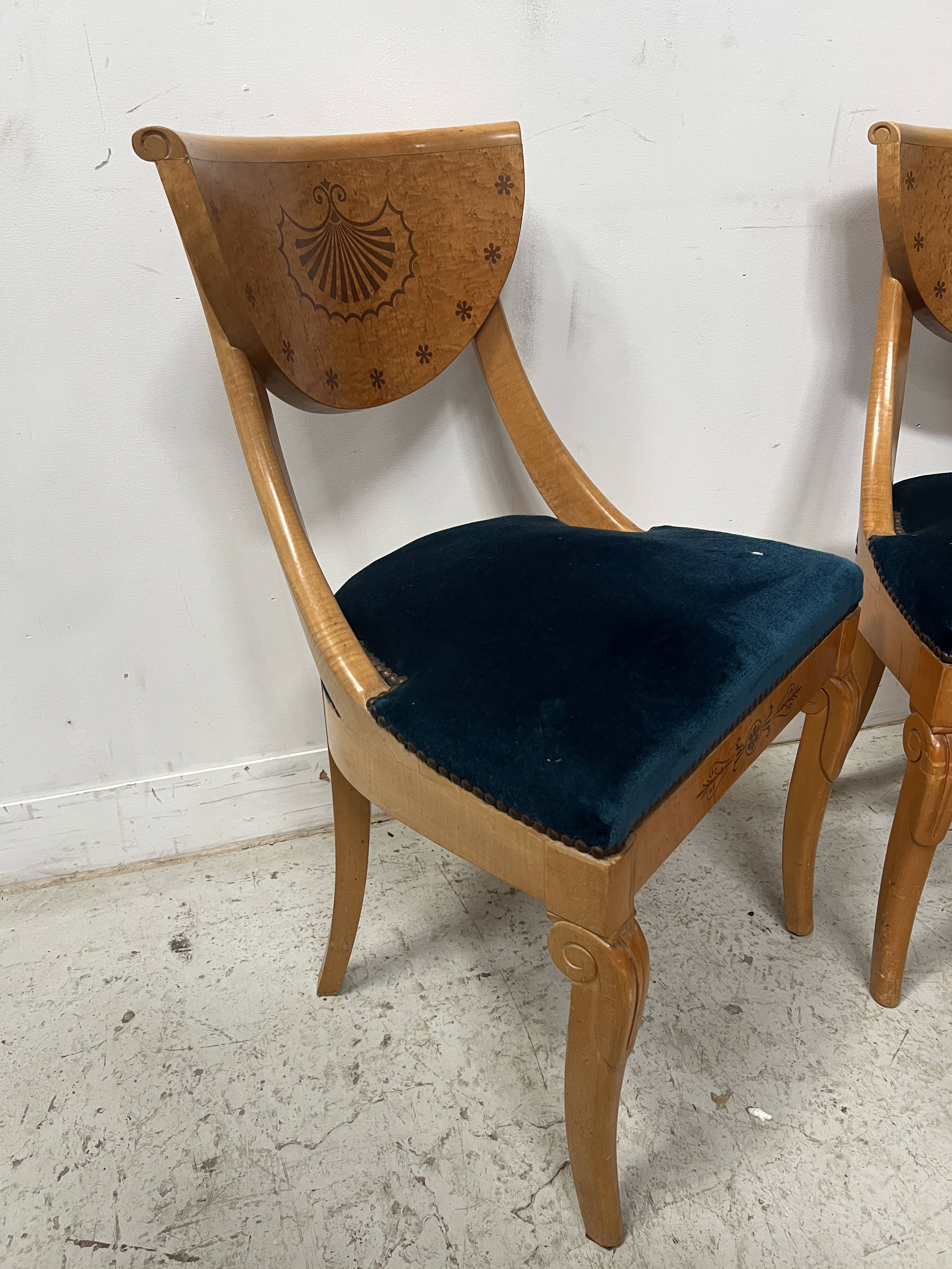 Suite de quatre chaises de style Charles X en bois d'érable XX siècle