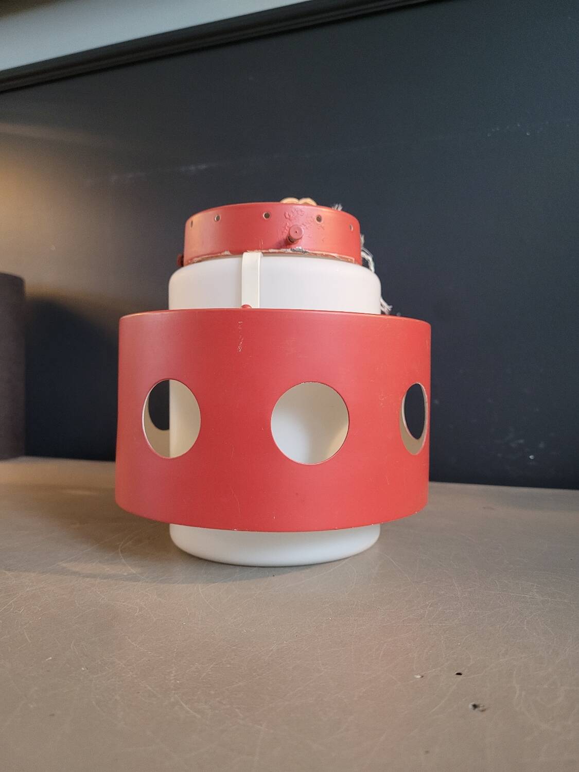 Suspension space-age en opaline et métal