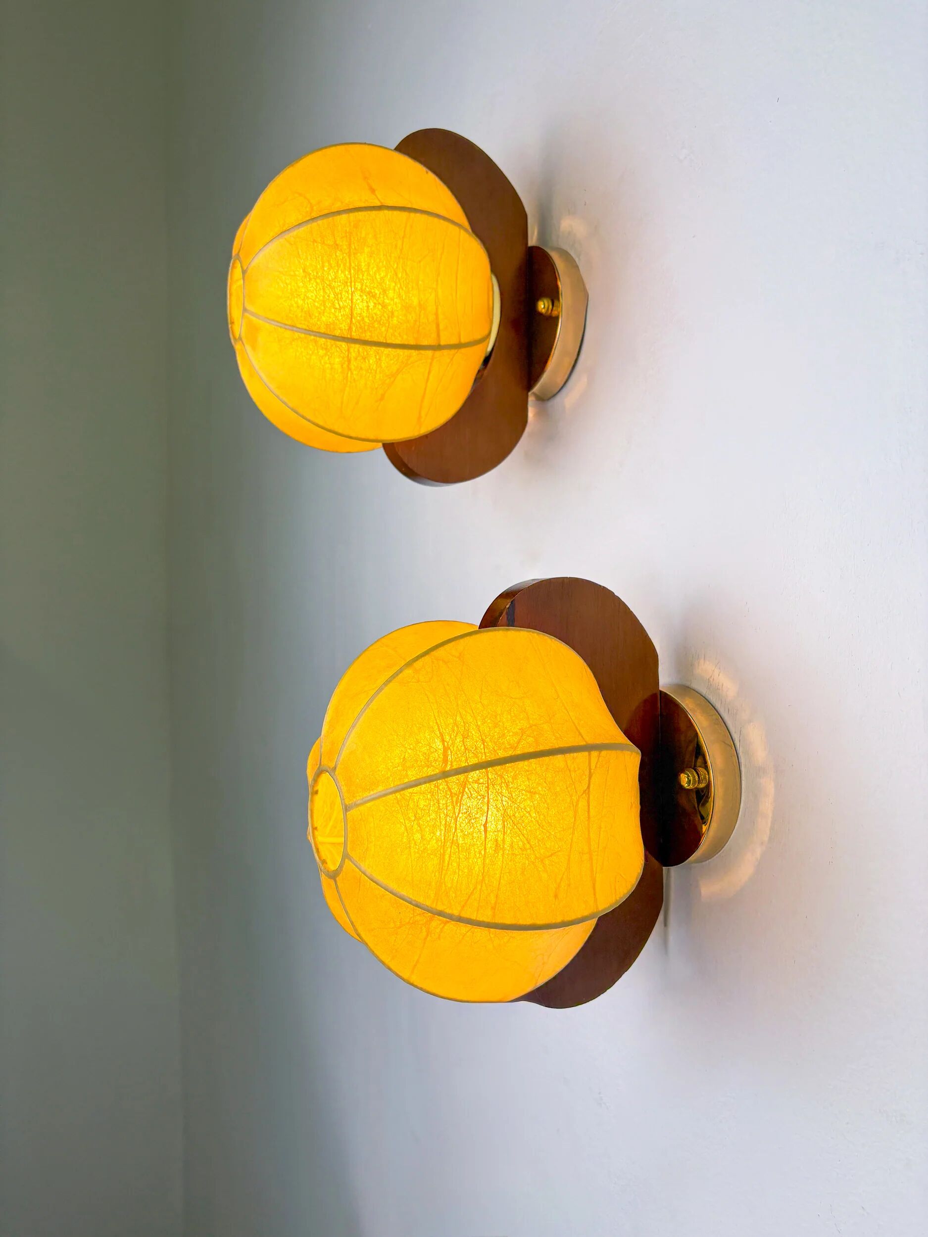 Paire de lampes murales italiennes "Cocoon", en résine et bois de pin, 1970