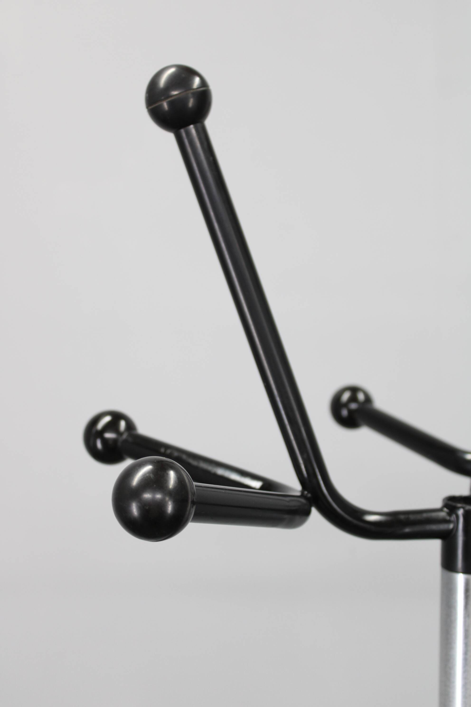 Portemanteau italien en fer chromé et laqué et plastique, années 1970