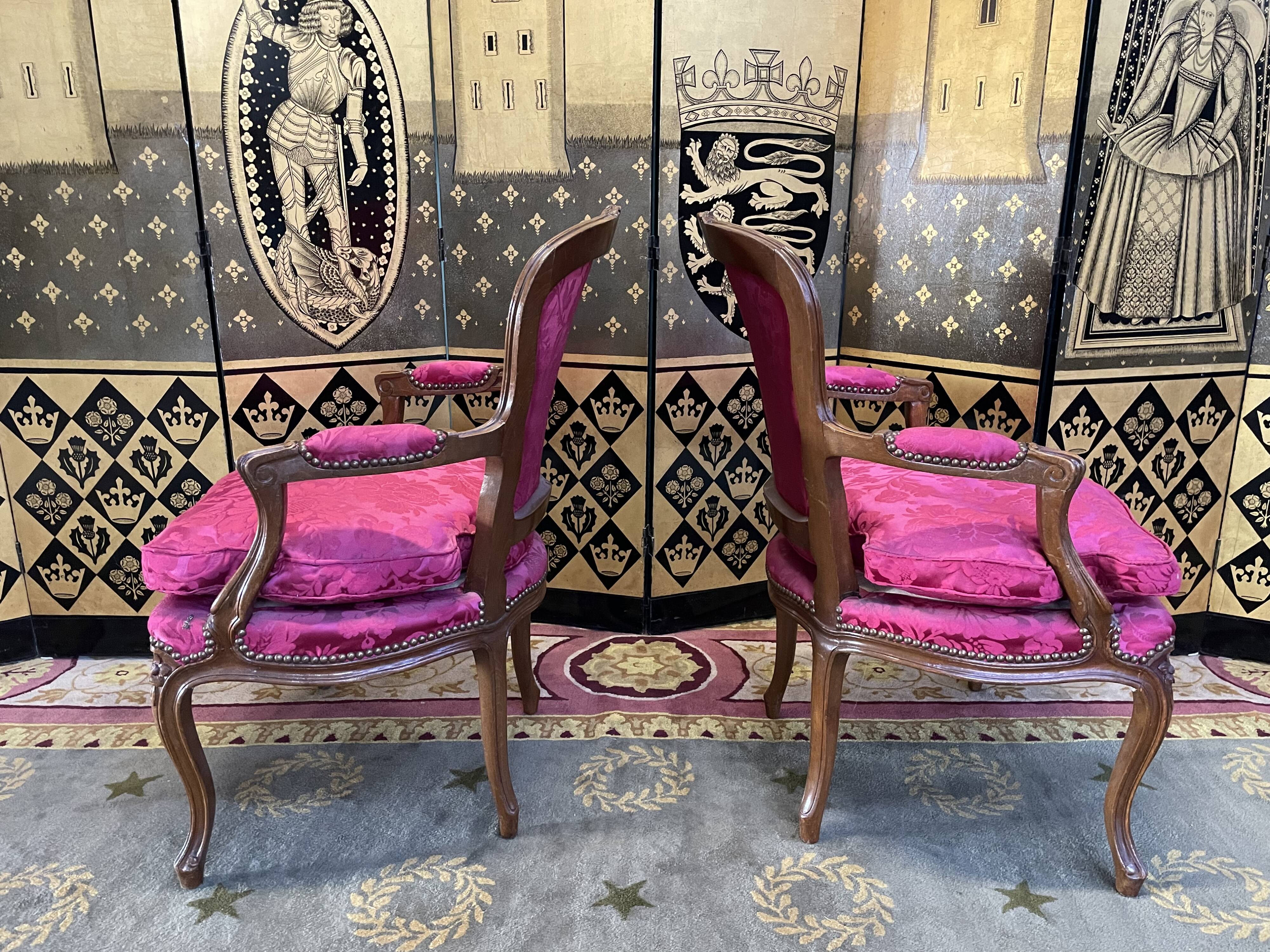 Paire de fauteuils cabriolets de style Louis XV