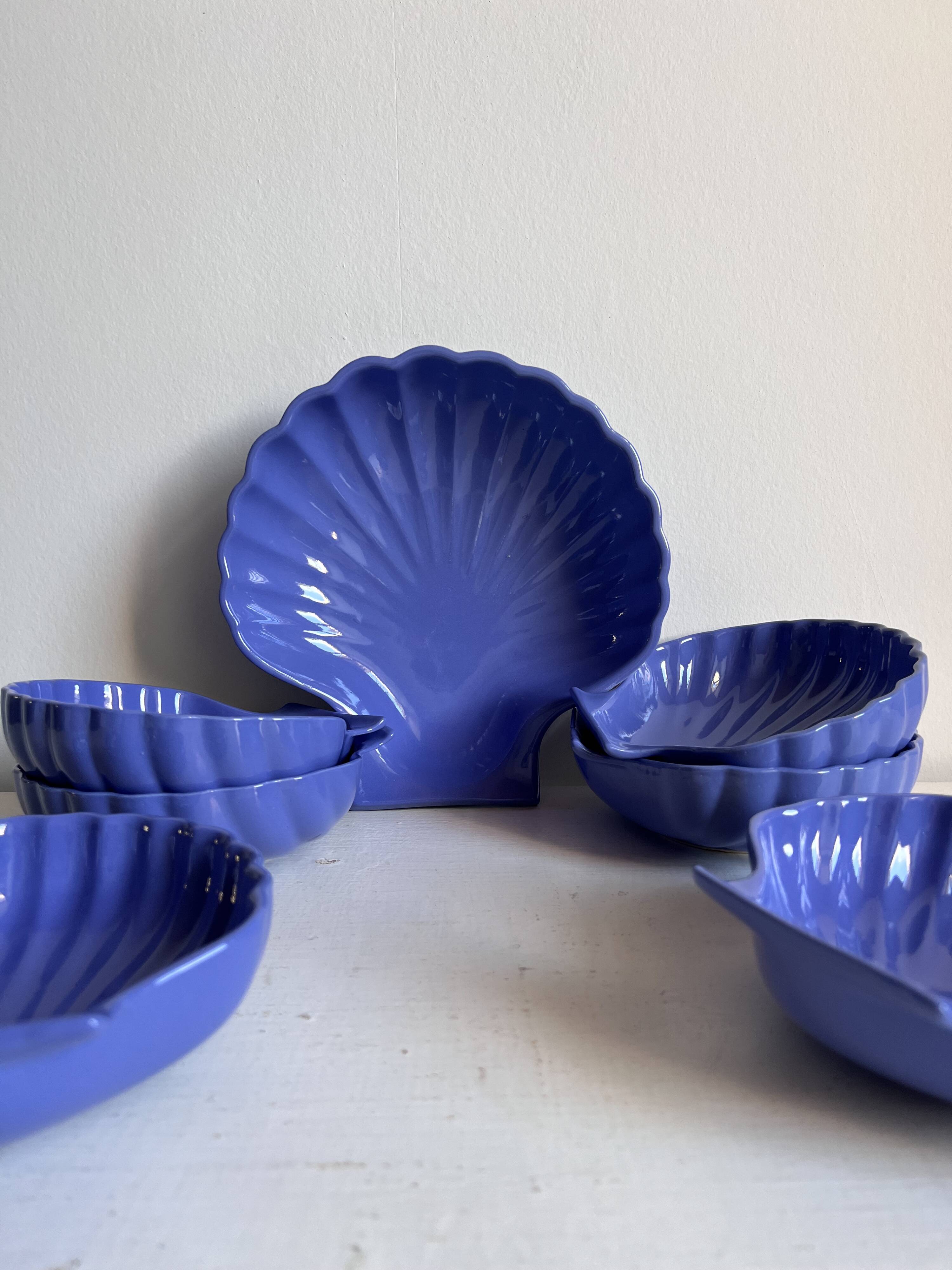 Shell-shaped ceramic service