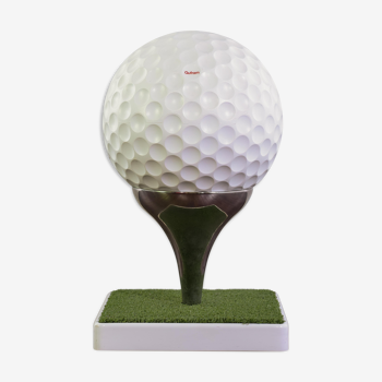 Siège Sedie-Tee produit par Gufram sous la forme d’une balle de golf fixée sur un tee