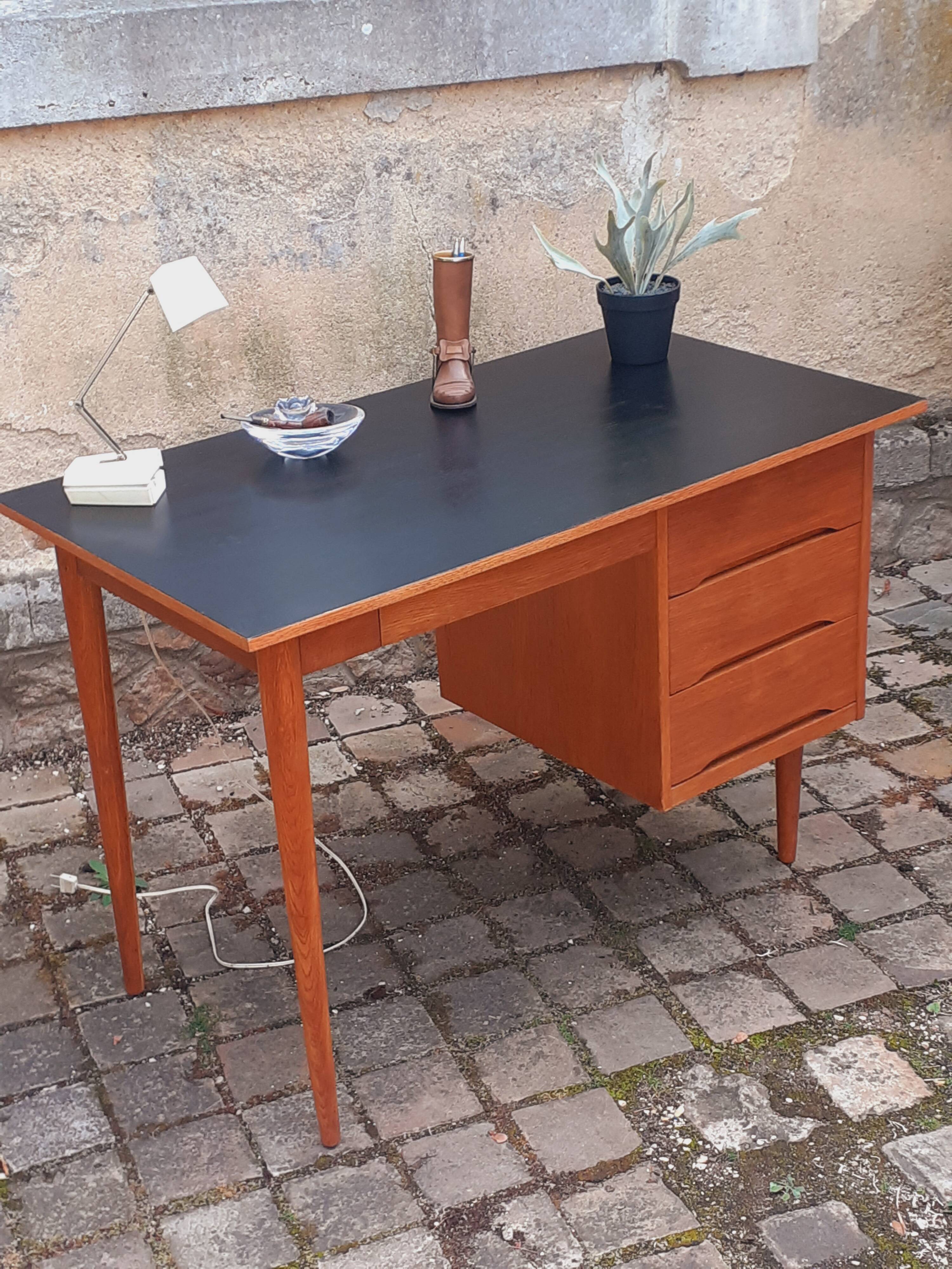 Bureau en chêne vintage année 70 Roumanie.