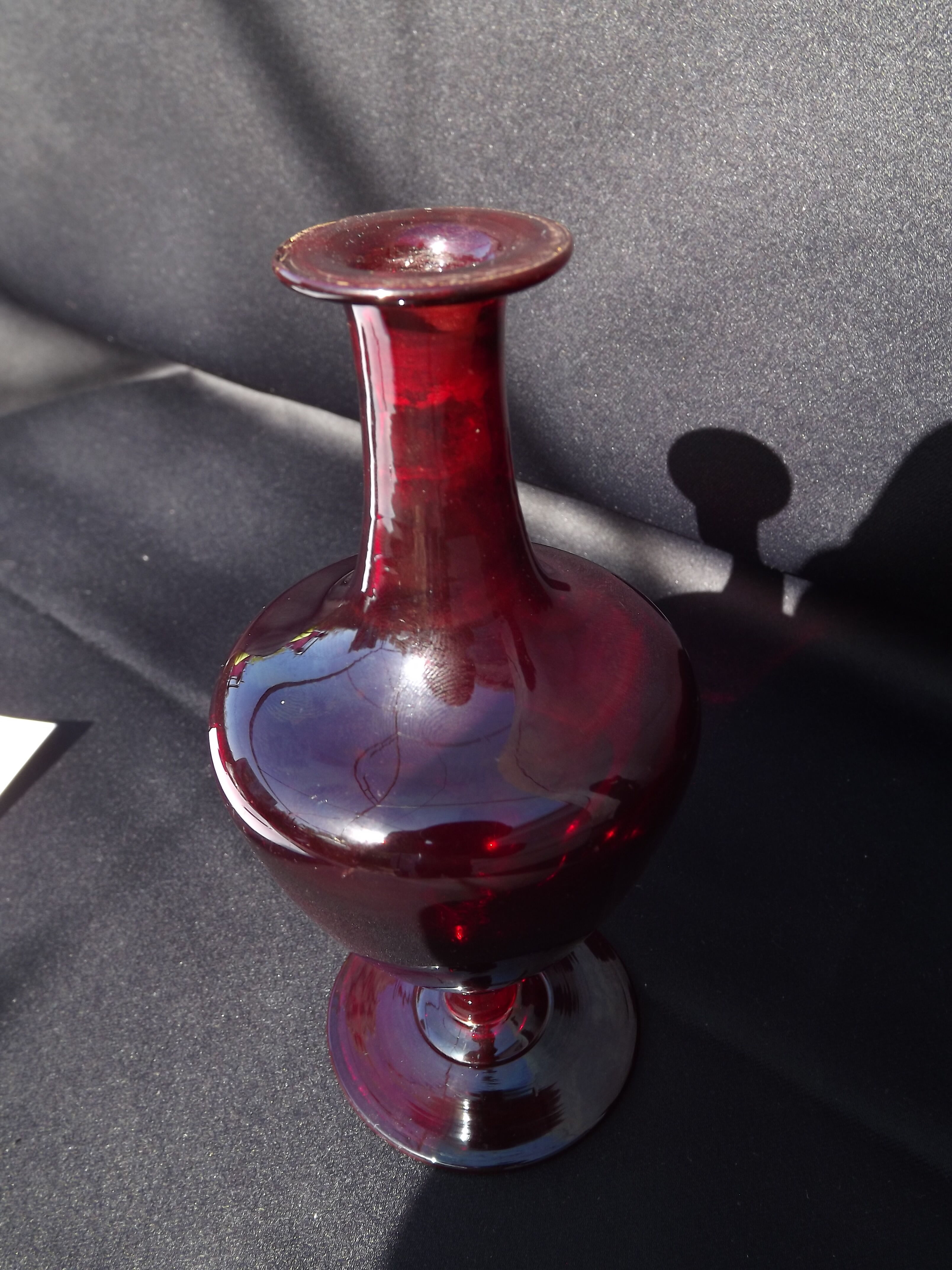 Blood-red soliflore vase