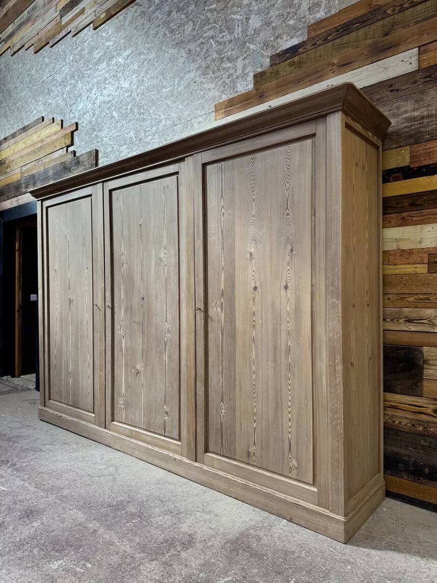 Large workshop wardrobe in pitch pine - Early 20th century