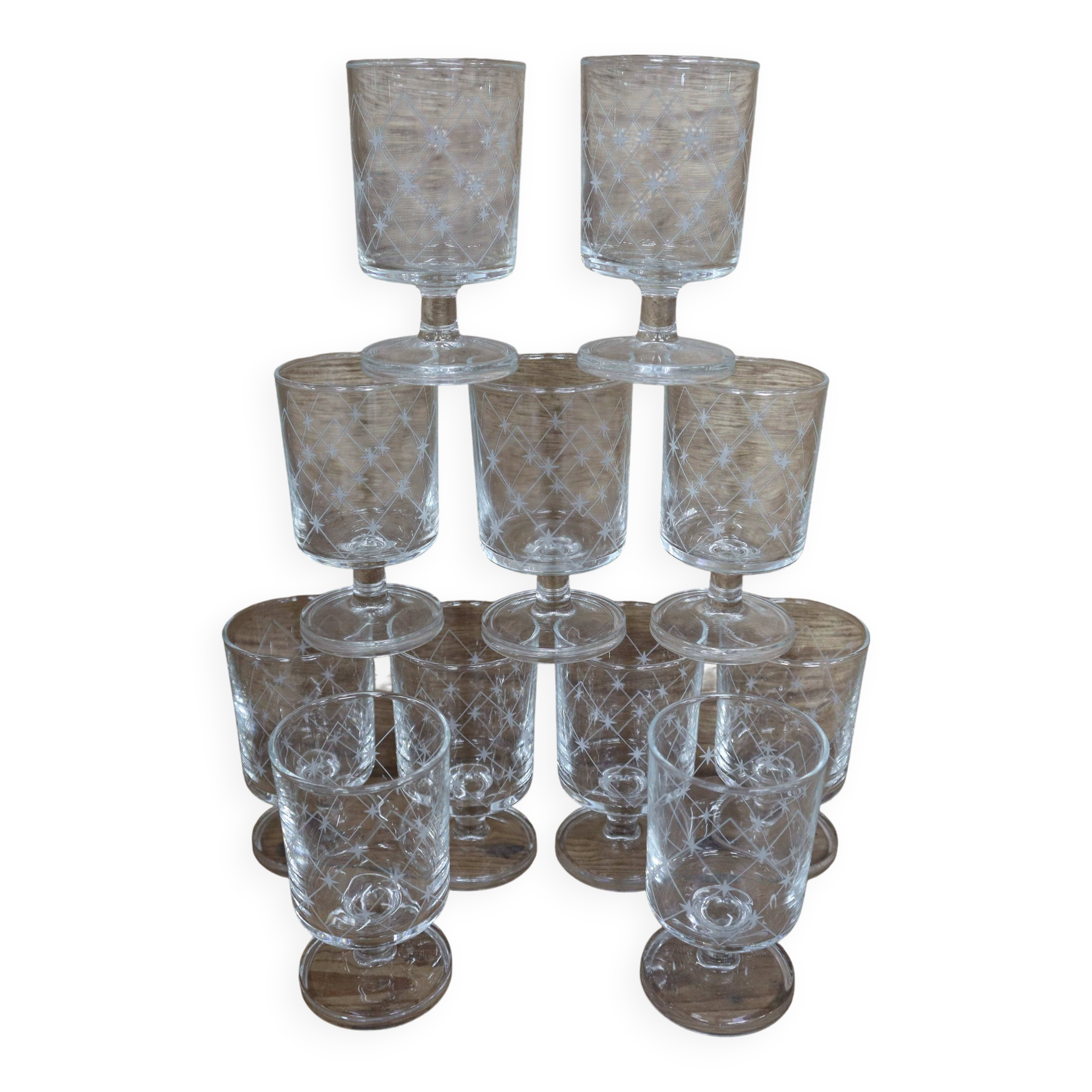 11 Cavalier Luminarc white wine glasses limited series 70's