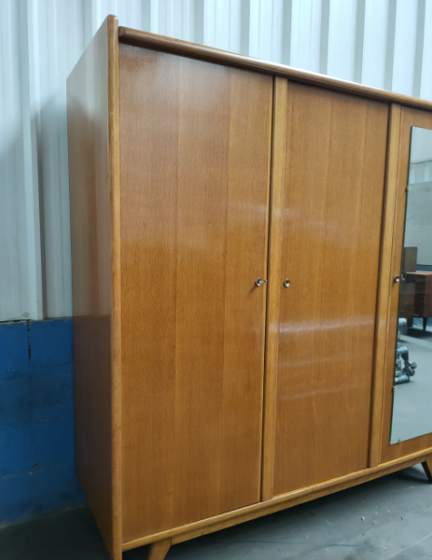 Armoire en chêne pieds compas