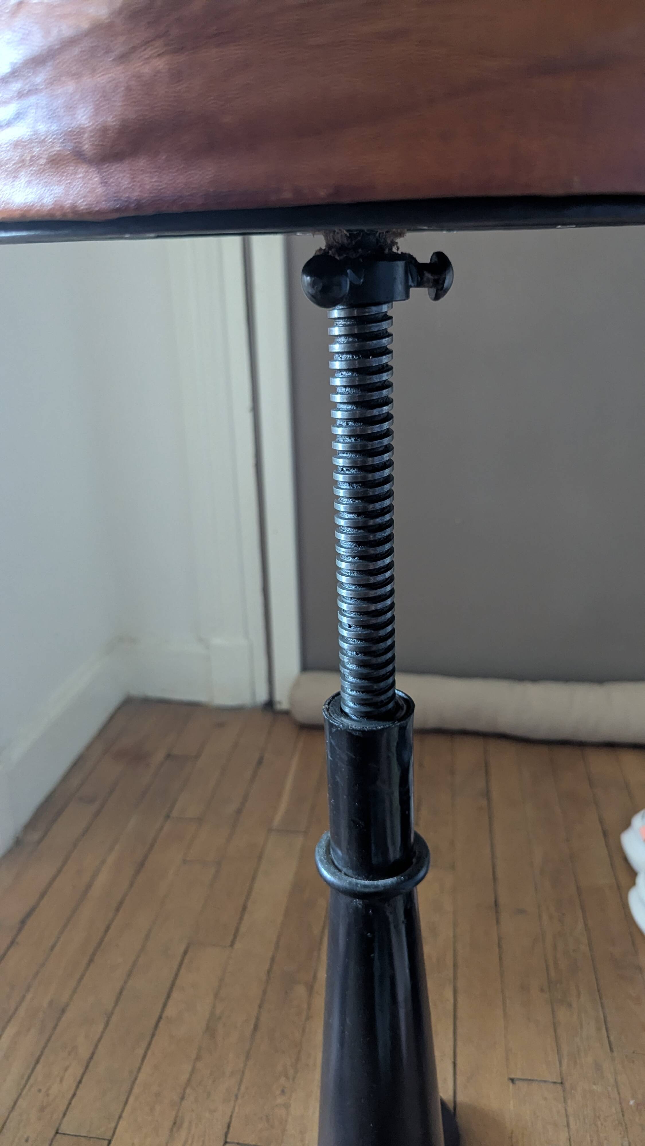 Tabouret en fonte Singer