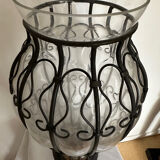 Vase soufflé avec fer forgé