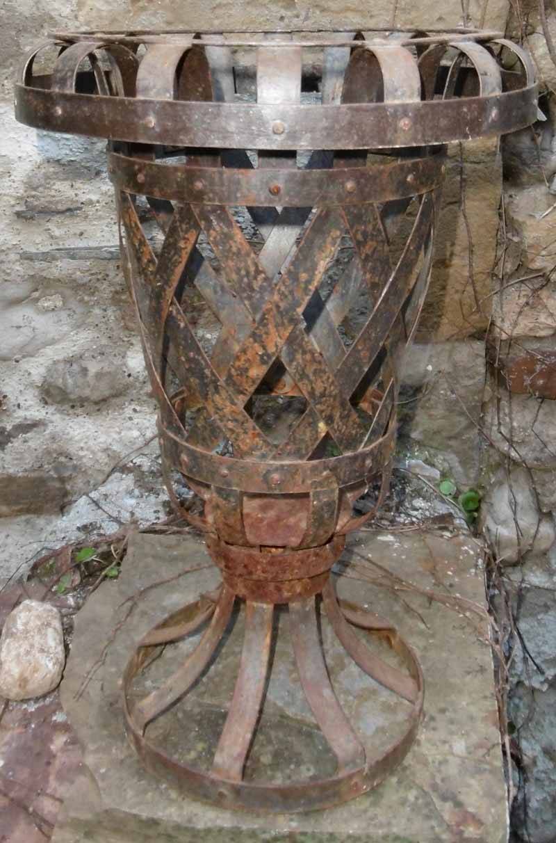 Vase-Jardinière with Medici profile in riveted steel blades