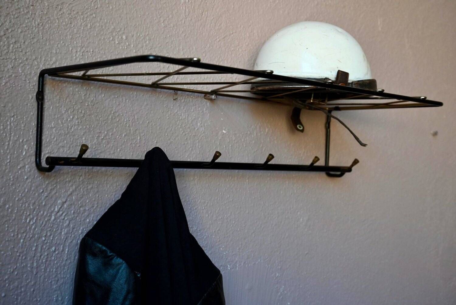 Vintage retro wall coat rack – Black metal & brass Mid-Century design