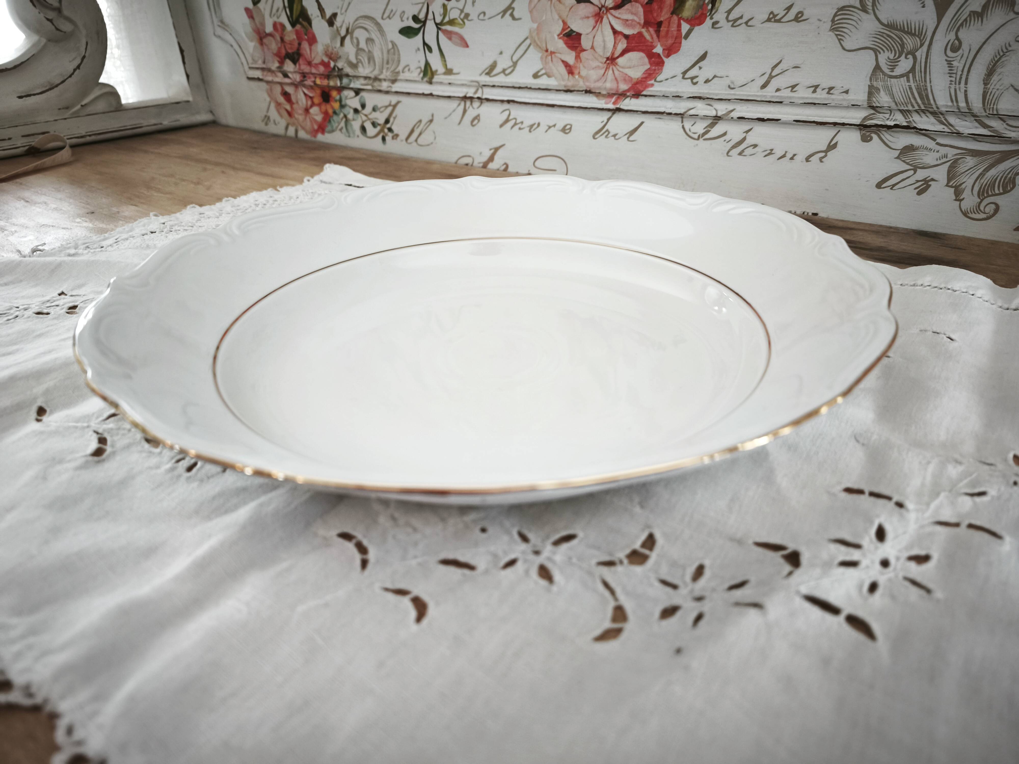 Hollow round plate in porcelain, double gold rim manufacture.