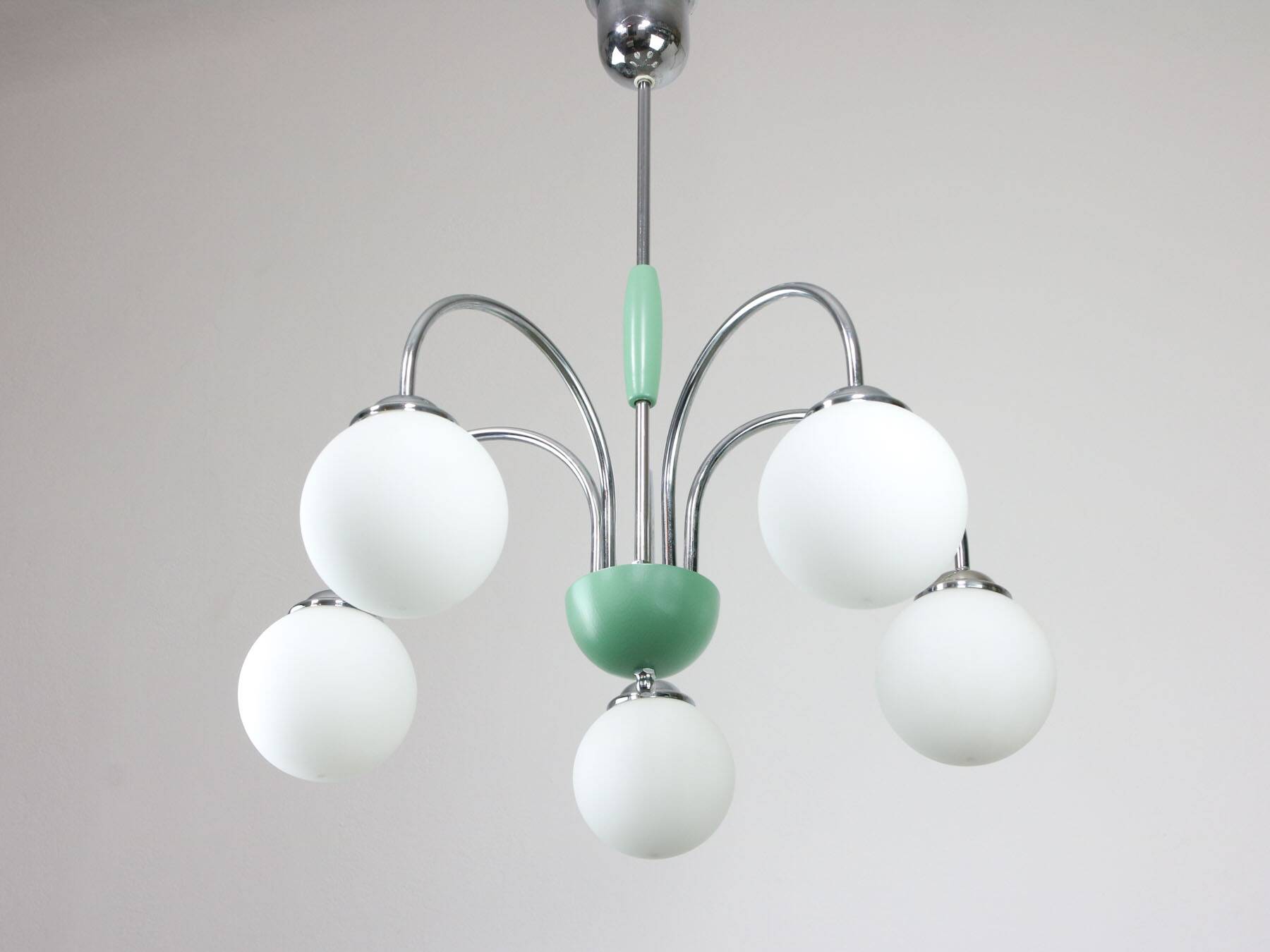 Lustre italien en chrome et opalin du milieu du siècle