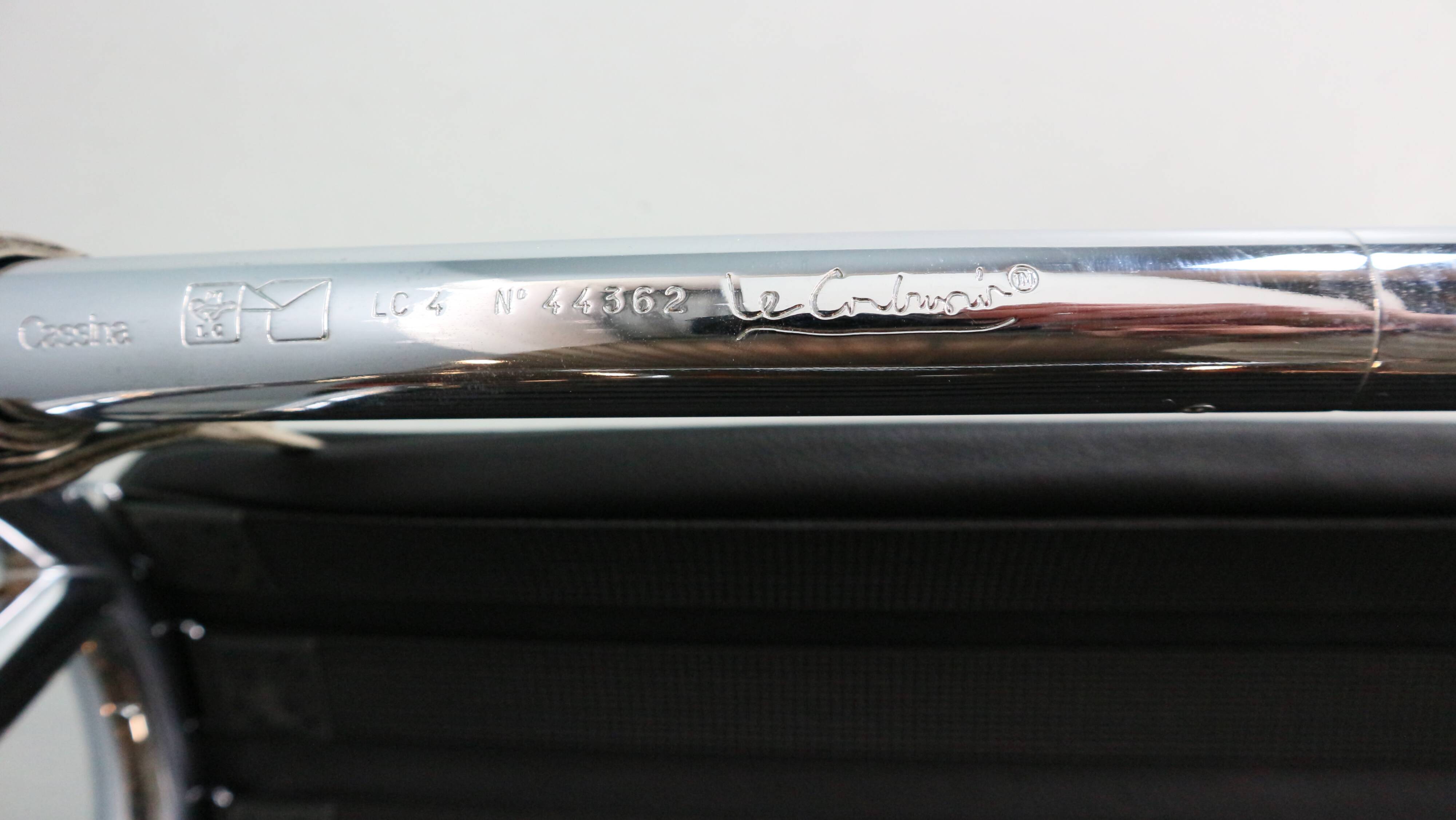 Chaise longue LC4 en cuir noir par Le Corbusier pour Cassina, années 1980