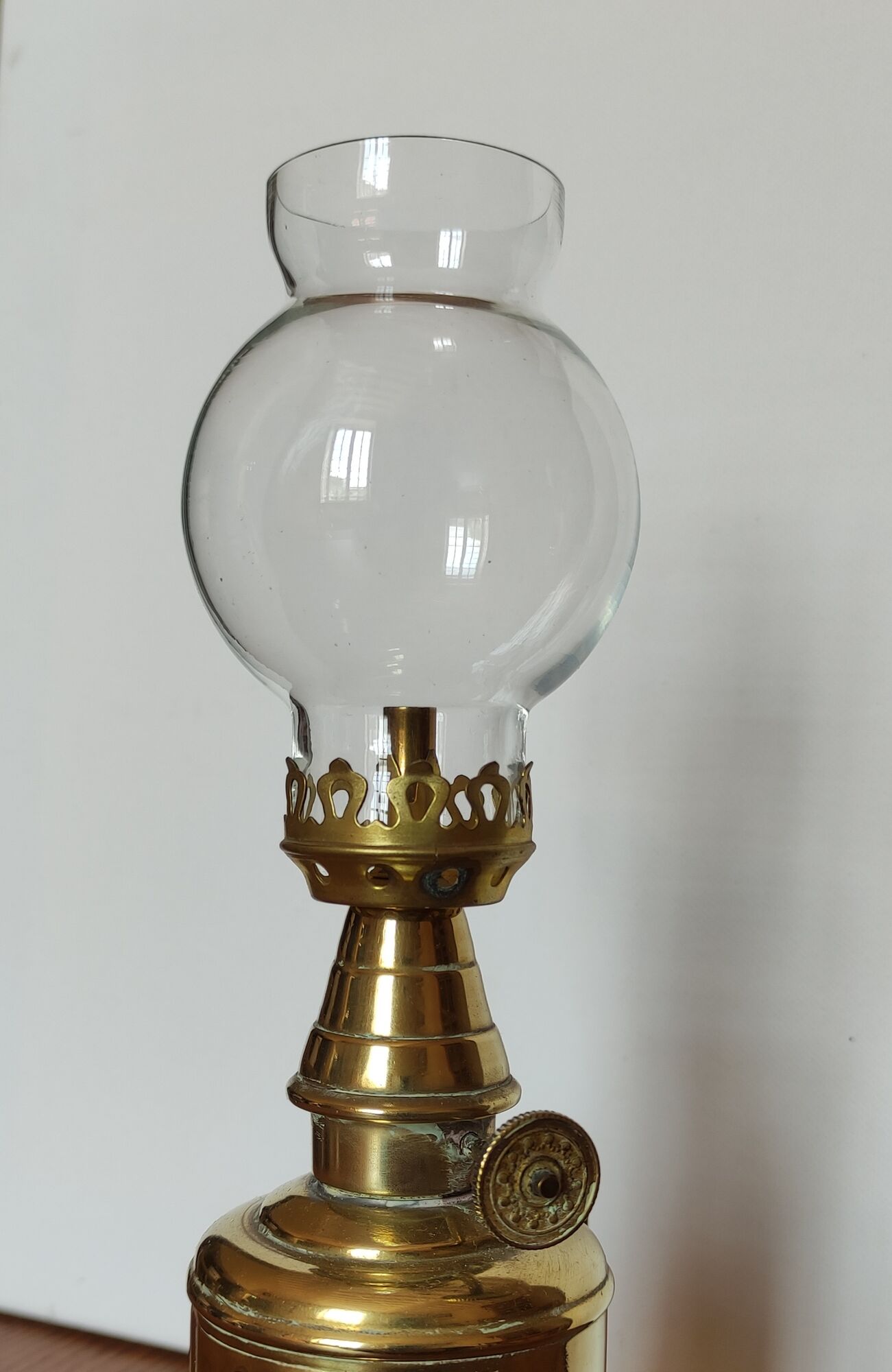 Lampe pigeon à essence minérale en laiton de marque " OLYMPE "