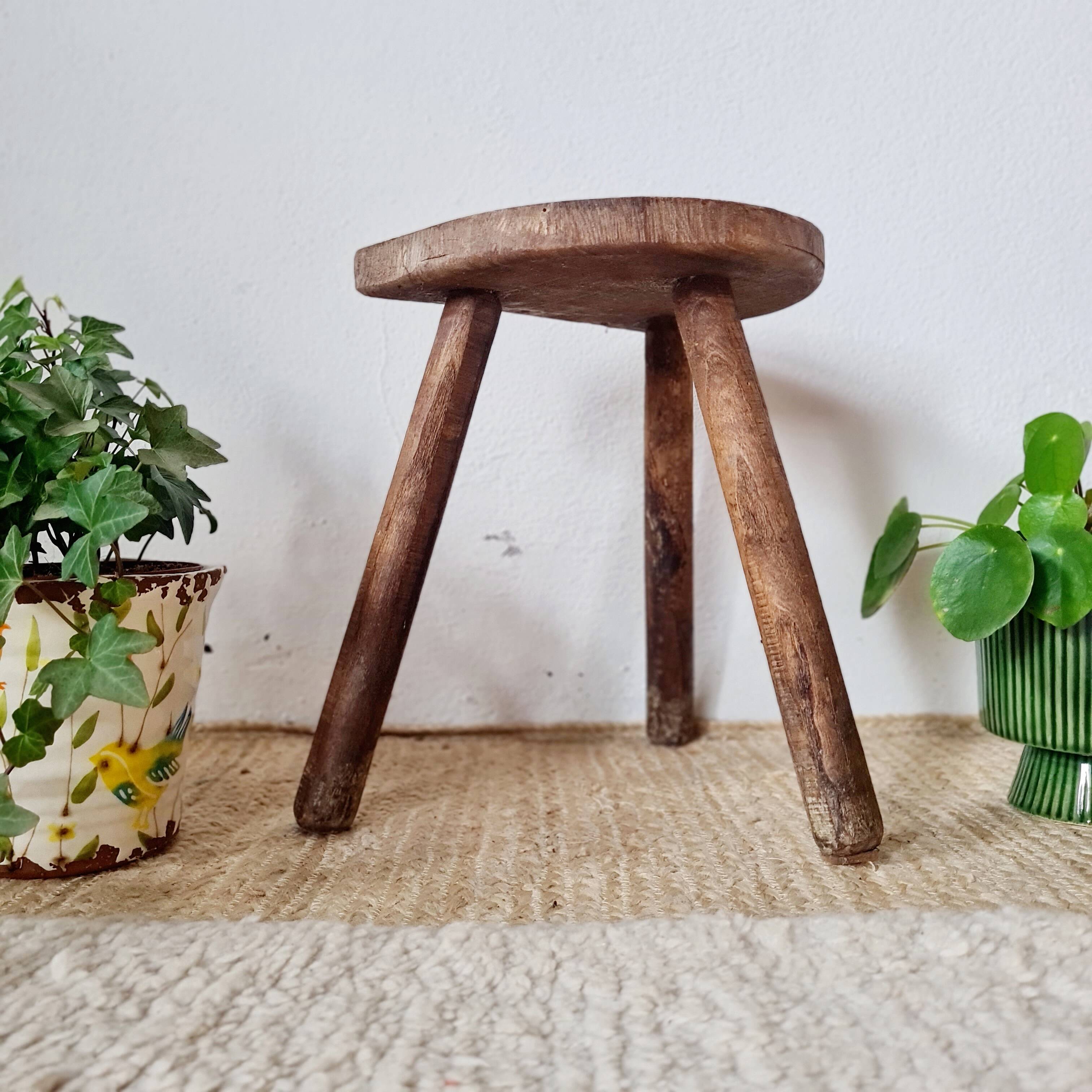 Tabouret tripode ancien en bois brutaliste - art populaire