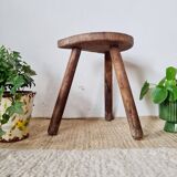 Tabouret tripode ancien en bois brutaliste - art populaire