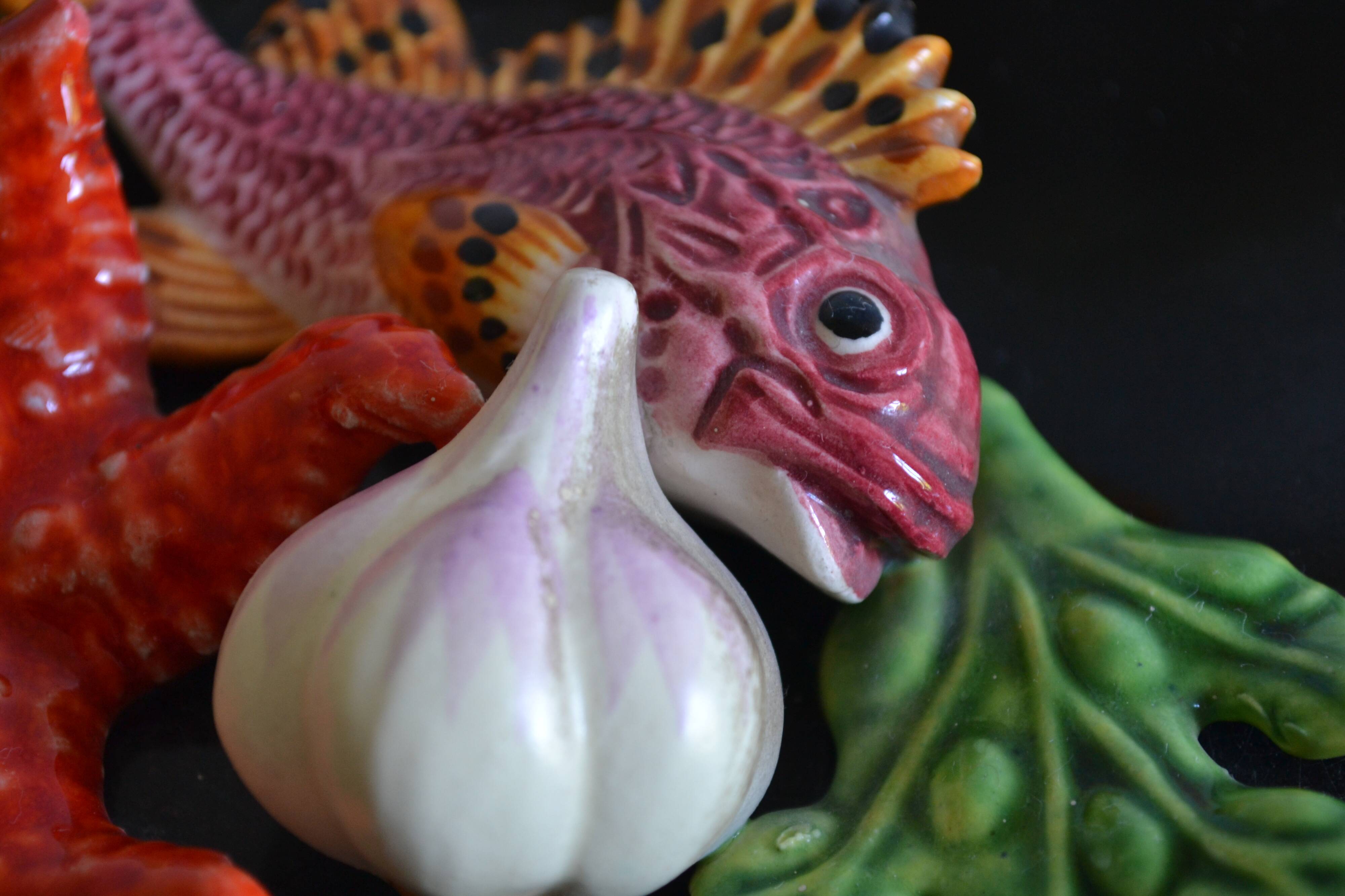 Assiette Vallauris 60's barbotine poisson