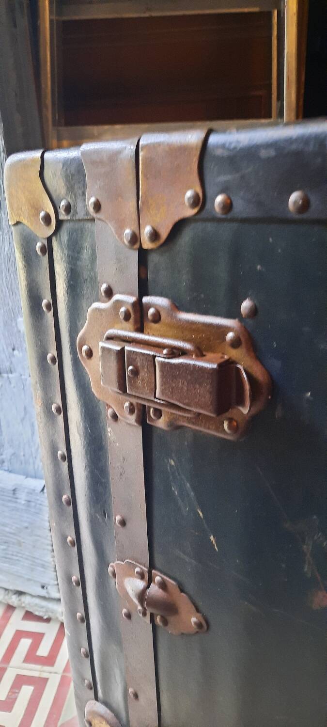 English travel trunk