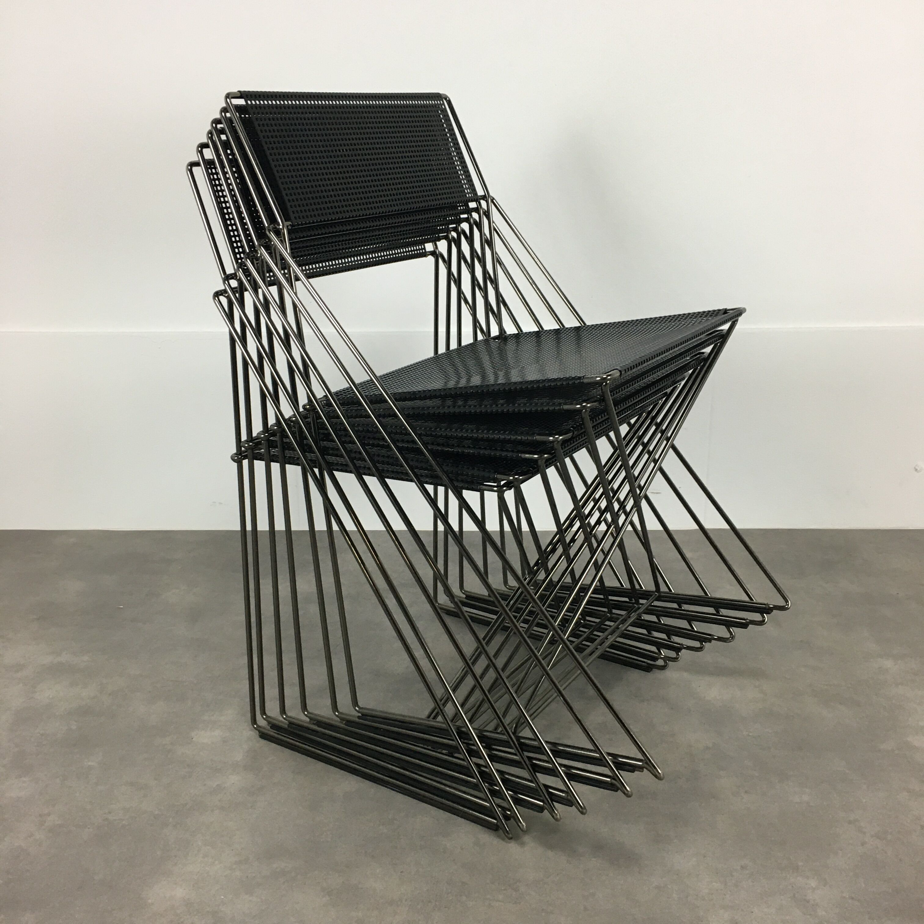 6 X-Line chairs by Niels Jorgen for Magis Italy Memphis style 1980