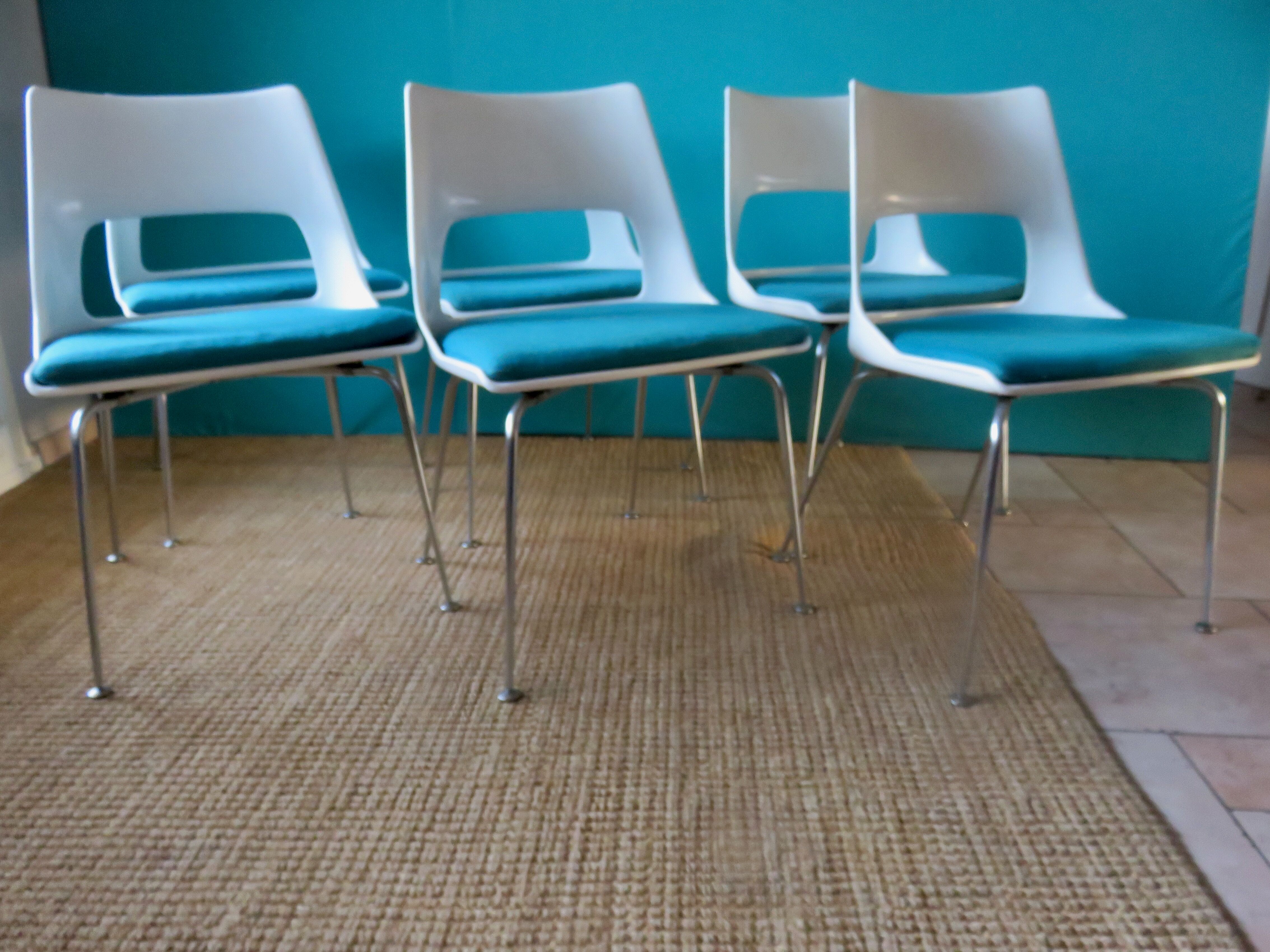 6 chaises blanches à galette turquoise de Kay Korving. Danemark 1975