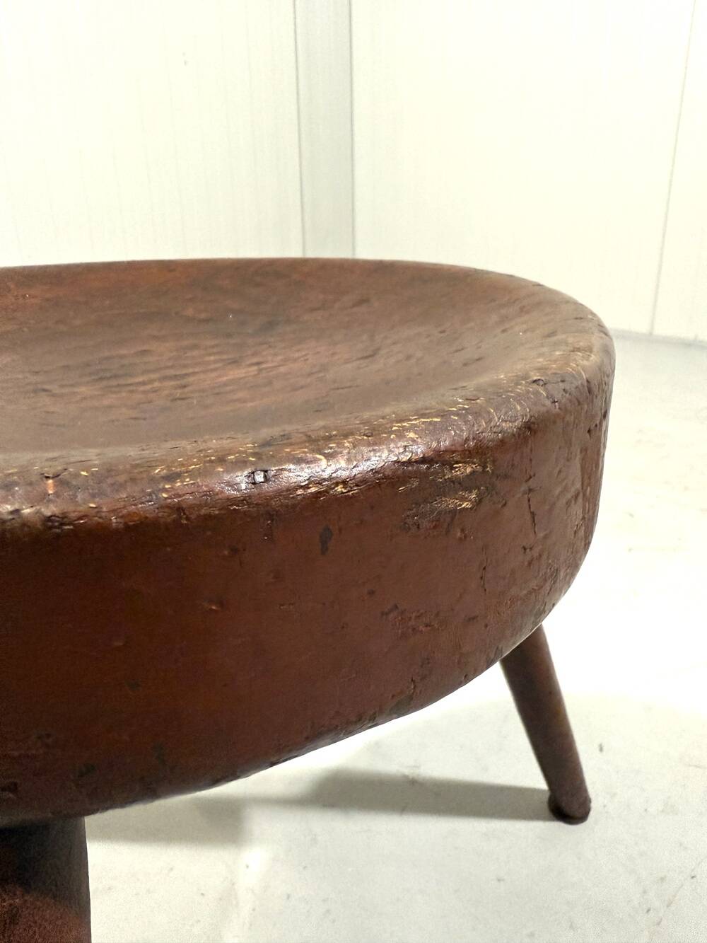 Tabouret trépied rustique ancien en bois, années 1900