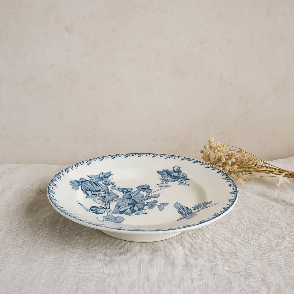 Sarreguemines Stella model plate on heel with blue decoration, 19th century