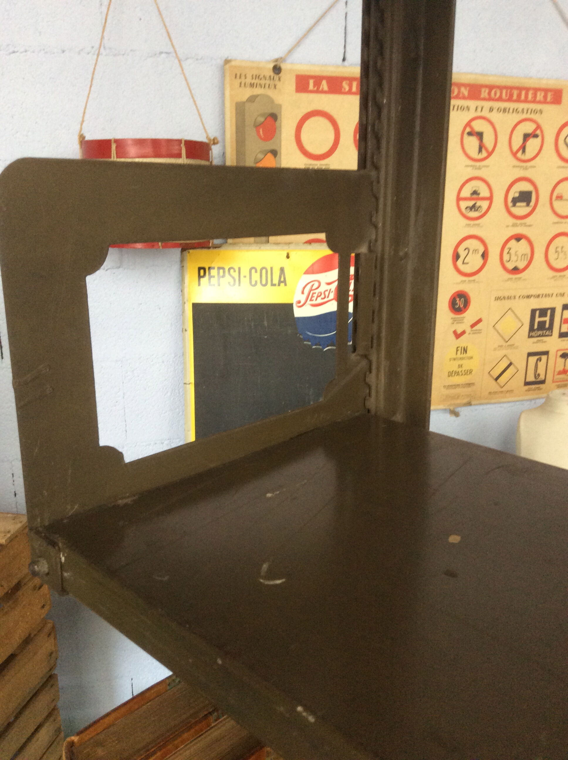 Former Strafor double shelf 30s