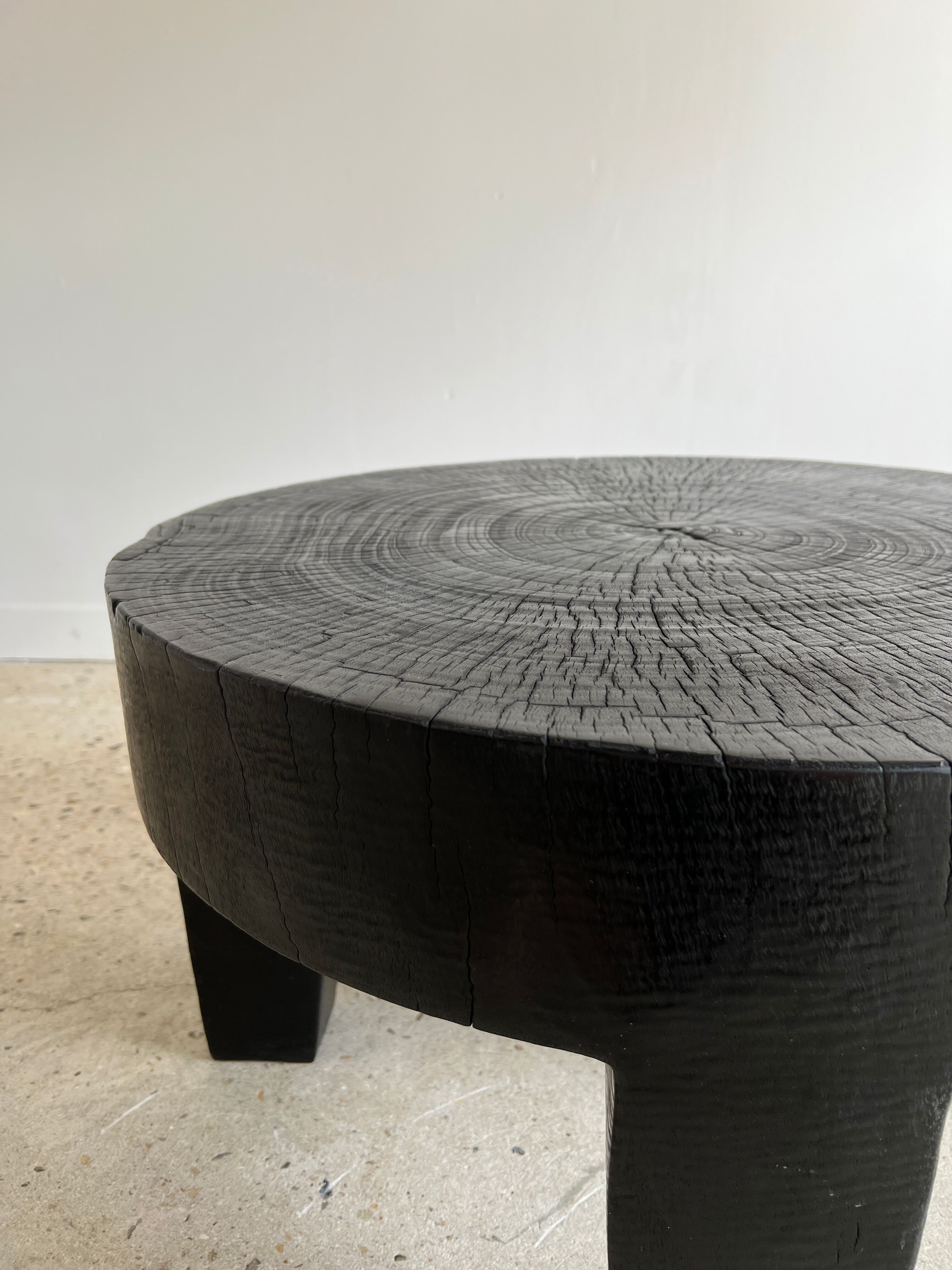 Coffee table en bois massif monoxyle noir